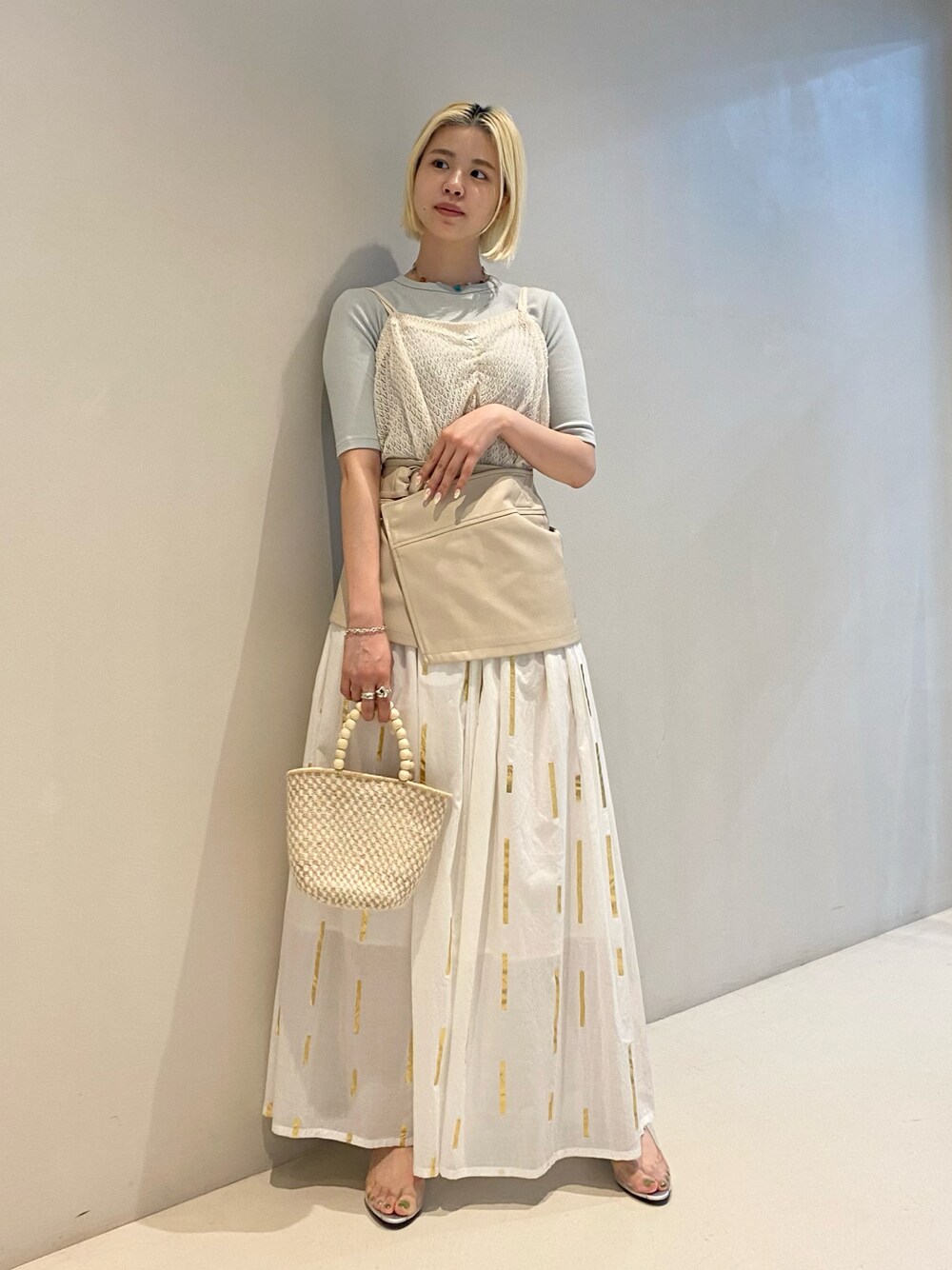 ブルー系のTシャツ/カットソー、ホワイト系のキャミソール、ベージュ系のベルトを着用したレディースの春コーディネートの1枚目の写真