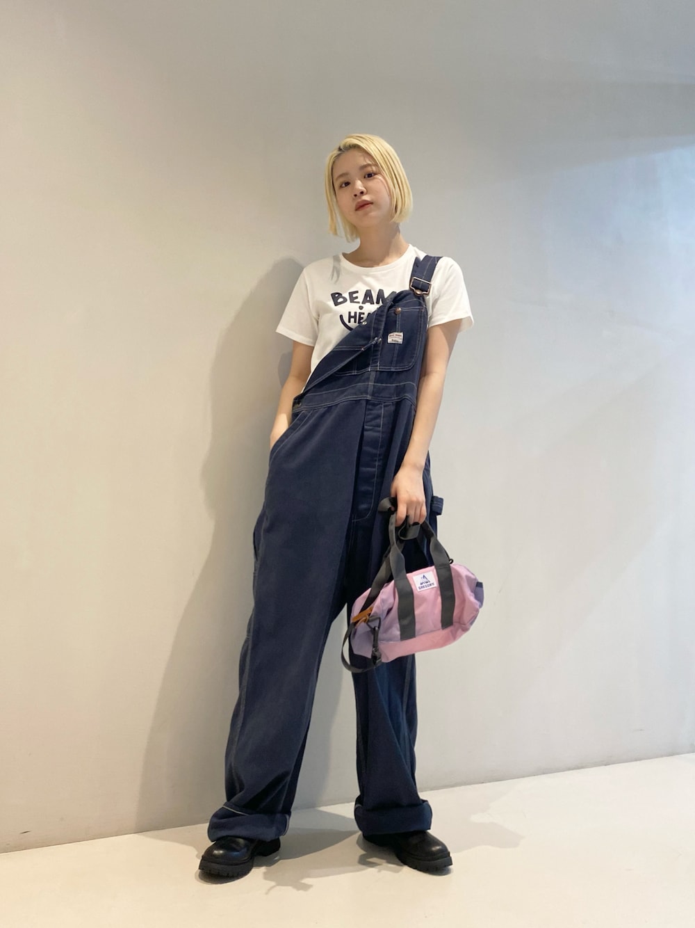 「サロペット、オーバーオール、カジュアルコーデ、オトナカジュアル、春色、ゆるコーデ、今日のコーデ、Gregory、BEAMS BOY、アウトドアスタイル」｜「BEAMS HEARTのBEAMS HEART / スマイル ロゴTシャツ＜WOMEN＞（Tシャツ/カットソー、ホワイト系）」を使った、HALHIさん（レディース・161cm）の春コーディネートの1枚目の写真