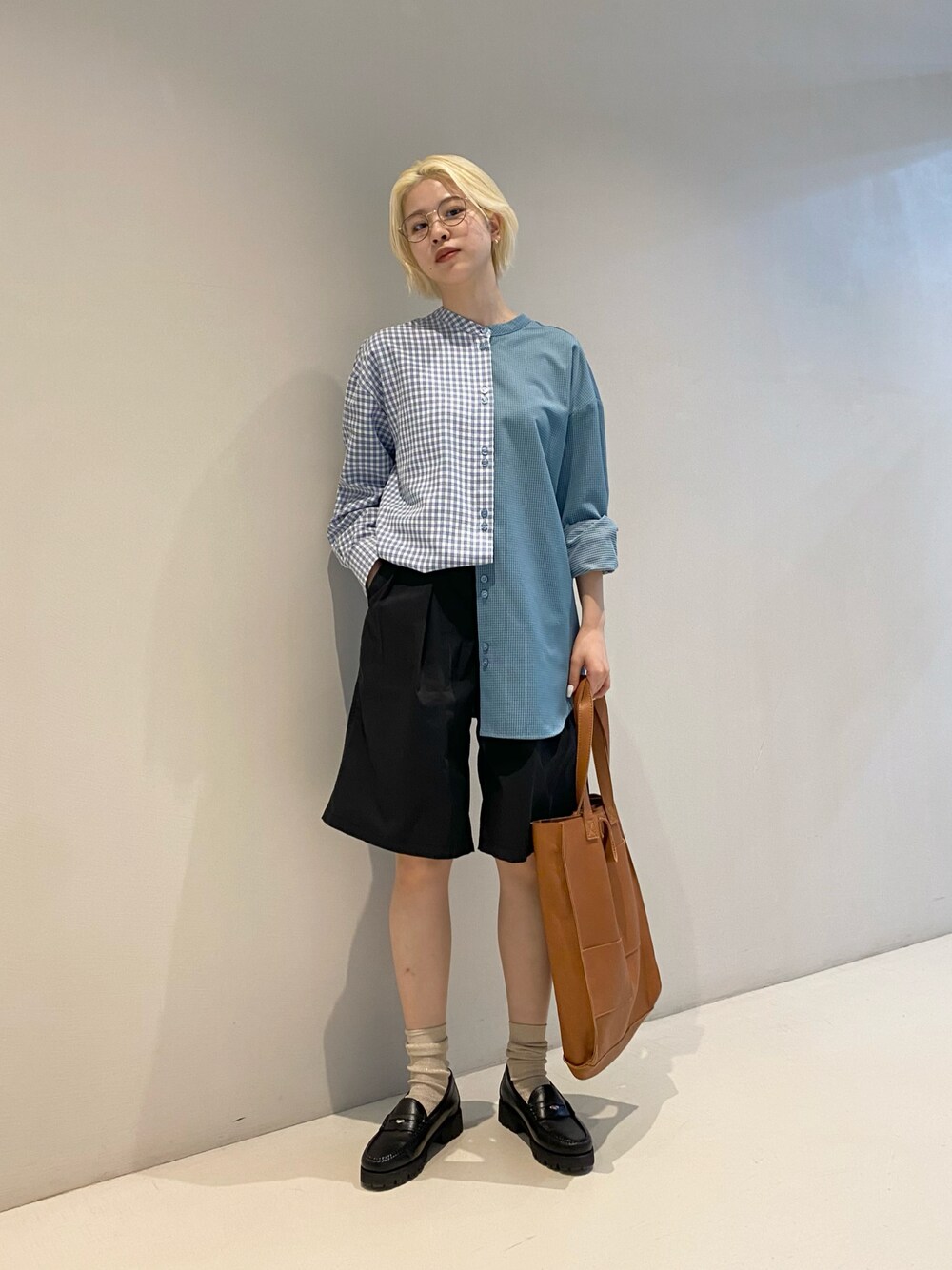 「春コーデ、大人カジュアル、パンツスタイル、ショートパンツ、カジュアル、韓国ファッション、休日スタイル、お出かけコーデ、BEAMS BOY、BEAMS、眼鏡、ローファー」｜「BeAMS DOTの【WEB限定】BeAMS DOT / バンドカラー チェックオーバーシャツ（シャツ/ブラウス、ブルー系）」を使った、HALHIさん（レディース・161cm）の冬コーディネートの1枚目の写真