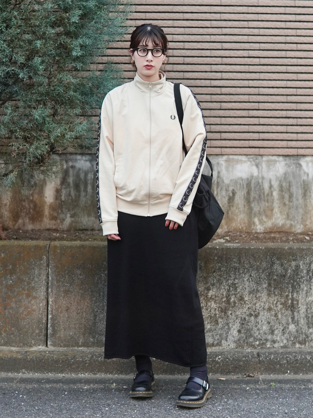 「メガネ女子、トラックジャケット、トートバッグ、ロングスカート、春アウター、春コーデ、スポーツミックス、きれいめカジュアル、シンプルコーデ、モノトーン、お出かけコーデ、タイトスカート、大人カジュアル、アウトドアスタイル、プチプラ」｜「L.L.Beanの【別注】＜L.L.Bean＞グローサリー トートバッグ（トートバッグ、ブラック系）」を使った、ハヤシ　アンナさん（レディース・171cm）の春コーディネートの1枚目の写真