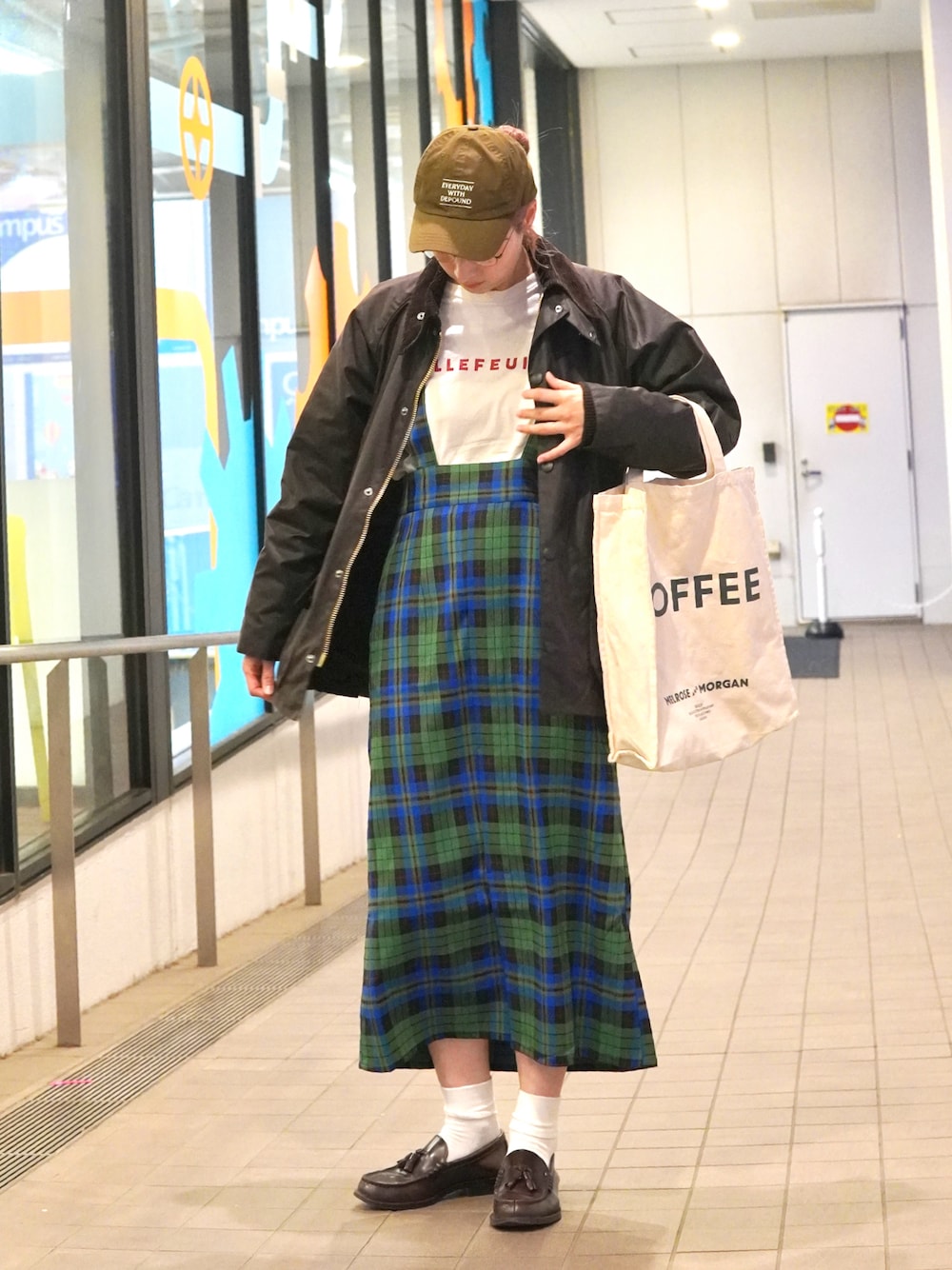 「ブラウン、冬アウター、barbour、チェック、チェックスカート、ローファー、キャップ、トートバッグ、プチプラ、ロンT、きれいめカジュアル、お出かけコーデ、冬コーデ、ロングスカート、レイヤードスタイル」｜「GILDANのGILDAN アソートロゴ オーバーサイズ プリント ロンTEE（Tシャツ/カットソー、ホワイト系）」を使った、ハヤシ　アンナさん（レディース・171cm）の秋コーディネートの1枚目の写真