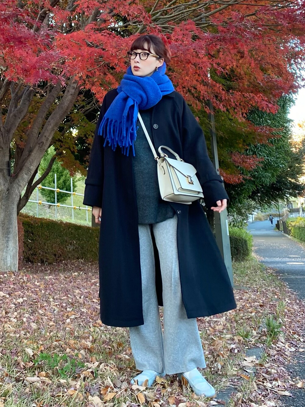 「メガネ女子、マフラーぐるぐる、ブルー、ローファー、ショルダーバッグ、ロングコート、モノトーンコーデ、プチプラ、休日スタイル、リブニット、冬アウター、マイベストコーデ2023、お出かけコーデ、新星WEARISTAにエントリー、マフラー」｜「KALENOのアイテム（ショルダーバッグ、ホワイト系）」を使った、ハヤシ　アンナさん（レディース・171cm）の冬コーディネートの1枚目の写真