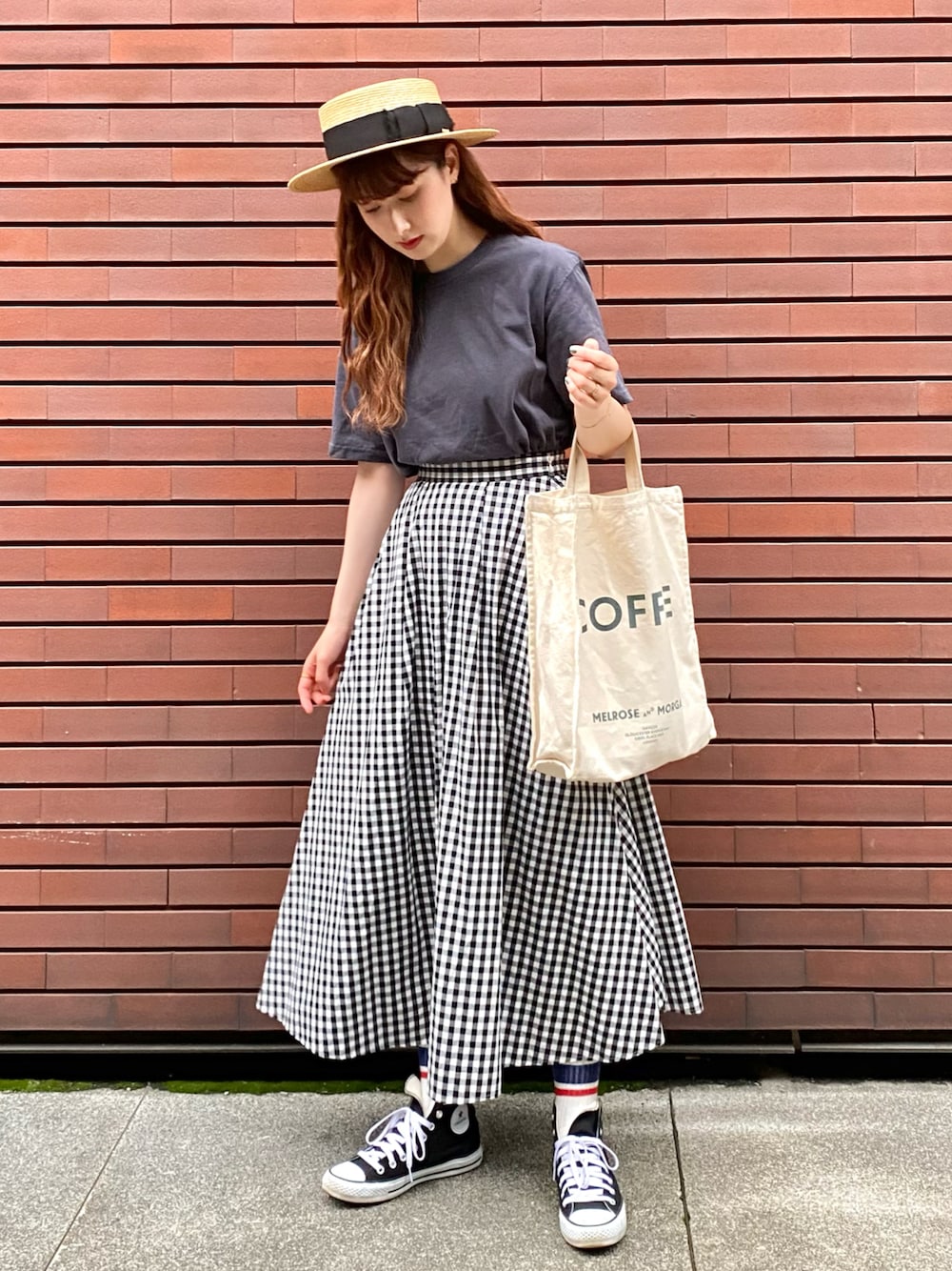 その他のスカート、ホワイト系のトートバッグ、グレー系のTシャツ/カットソーを着用したレディースの夏コーディネートの1枚目の写真