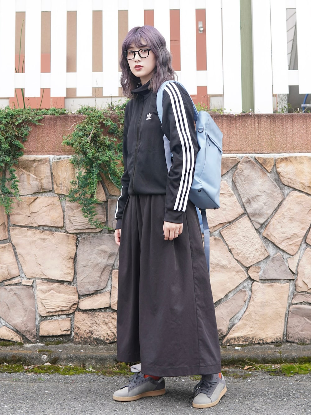 「メガネ女子、トラックジャケット、スニーカー、スポーツミックス、リュック、モノトーン、シンプルコーデ、きれいめカジュアル、ストリート、春夏コーデ、アウトドアスタイル、お出かけコーデ、休日スタイル、韓国ファッション、ロングスカート」｜「UNIVERSAL OVERALLのボリュームスカート / ウエストゴム / ロングスカート / VOLUME SKIRT（スカート、ブラック系）」を使った、ハヤシ　アンナさん（レディース・171cm）の春コーディネートの1枚目の写真