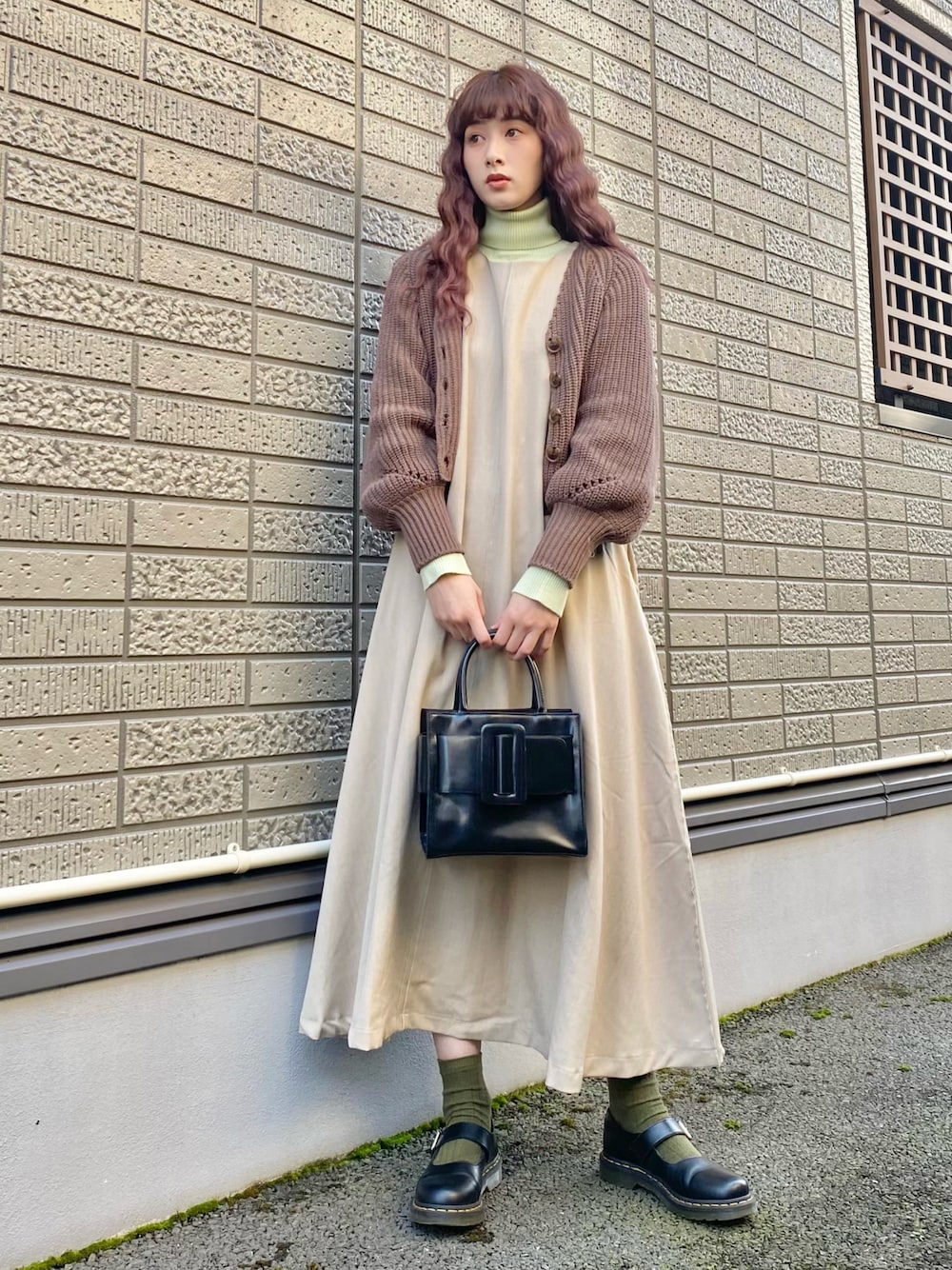 「ニットカーディガン、ハイネック、タートルネック、スクエアバッグ、ミニバッグ、ロングワンピース、ブラウン、ベージュ、冬コーデ、きれいめカジュアル、淡色コーデ、ビッグシルエット、オーバーサイズ」｜「Crayme,のアイテム（ハンドバッグ、ブラック系）」を使った、ハヤシ　アンナさん（レディース・171cm）の秋コーディネートの1枚目の写真
