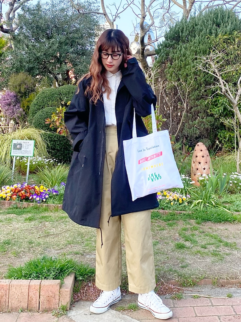 「春服デビュー宣言、春アウター、モッズコート、ミリタリー、トートバッグ、チノパン、スニーカー、コンバース、白スニーカー、ストリート、メガネ女子、ロングコート、きれいめカジュアル、春服みてみて、ゆるコーデ」｜「CONVERSEの【CONVERSE】CON CVS ALLSTAR HI M9160/M3310（スニーカー、ホワイト系）」を使った、ハヤシ　アンナさん（レディース・171cm）の春コーディネートの1枚目の写真