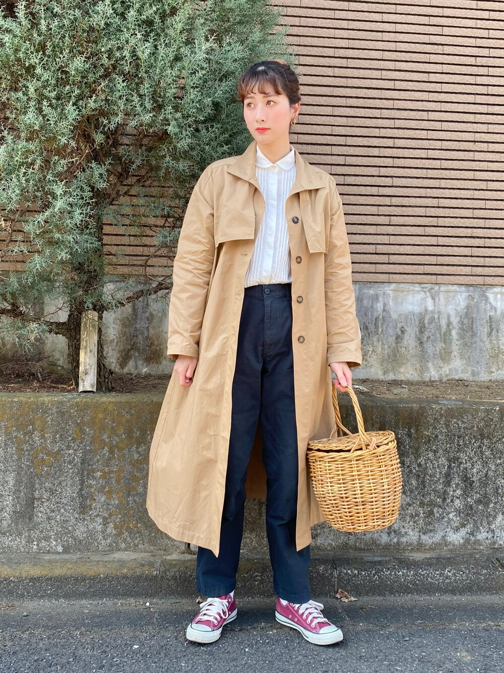 ブルー系のパンツ、レッド系のスニーカー、ブラウン系のバッグを着用したレディースの春コーディネートの1枚目の写真