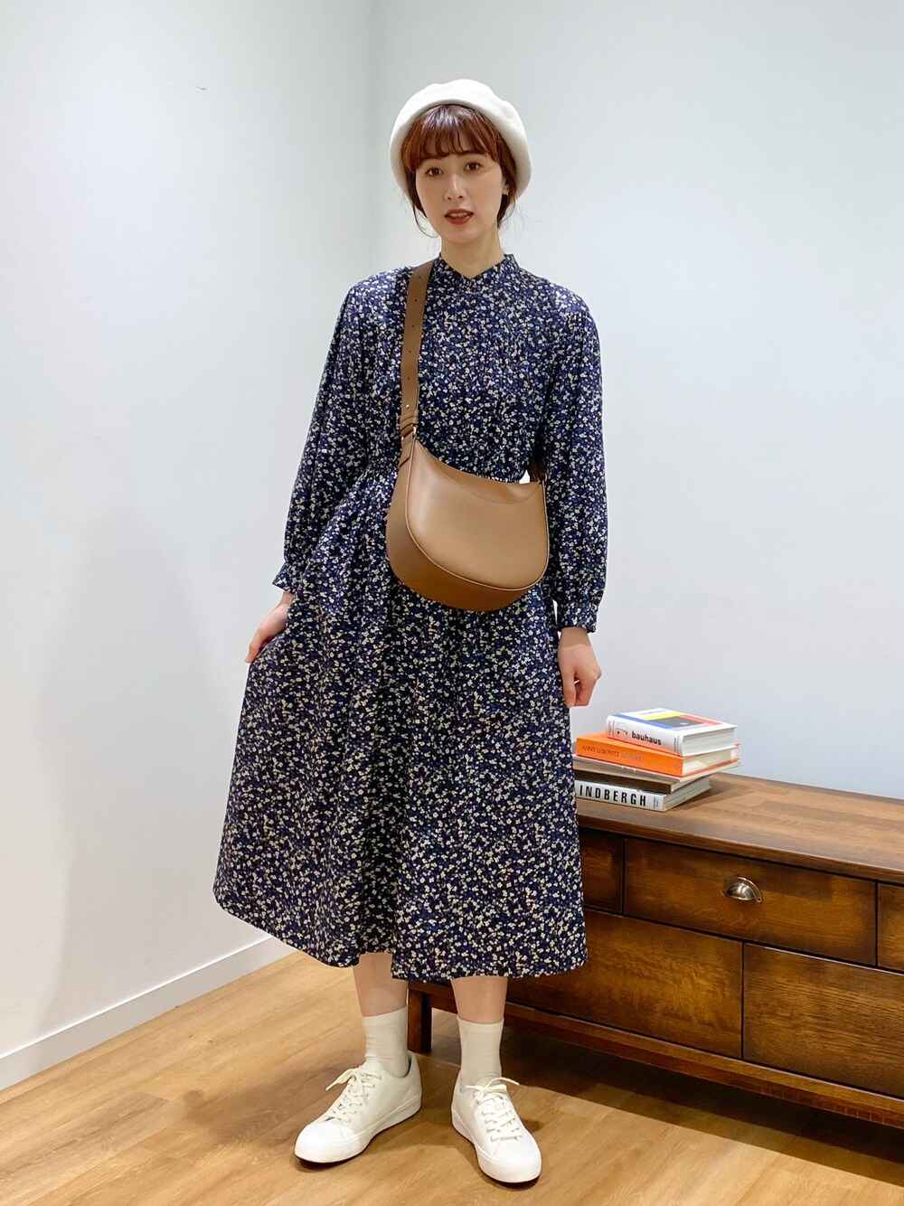 「ロングワンピース、花柄ワンピース、秋服準備はじめました、スニーカー、白スニーカー、ベレー帽、シンプルコーデ、休日スタイル、プチプラ、きれいめカジュアル、ショルダーバッグ、ミニバッグ、ゆるコーデ、秋コーデ、ラクチンコーデ」｜「UNIQLOのアイテム（ワンピース、ブルー系）」を使った、ハヤシ　アンナさん（レディース・171cm）の夏コーディネートの1枚目の写真