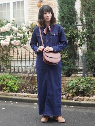 「URBAN RESEARCH Sonny Label(アーバンリサーチサニーレーベル)のデニムジャンパースカート(ワンピース)」を使った、ハヤシ アンナさん(レディース・171cm)の春コーディネート
