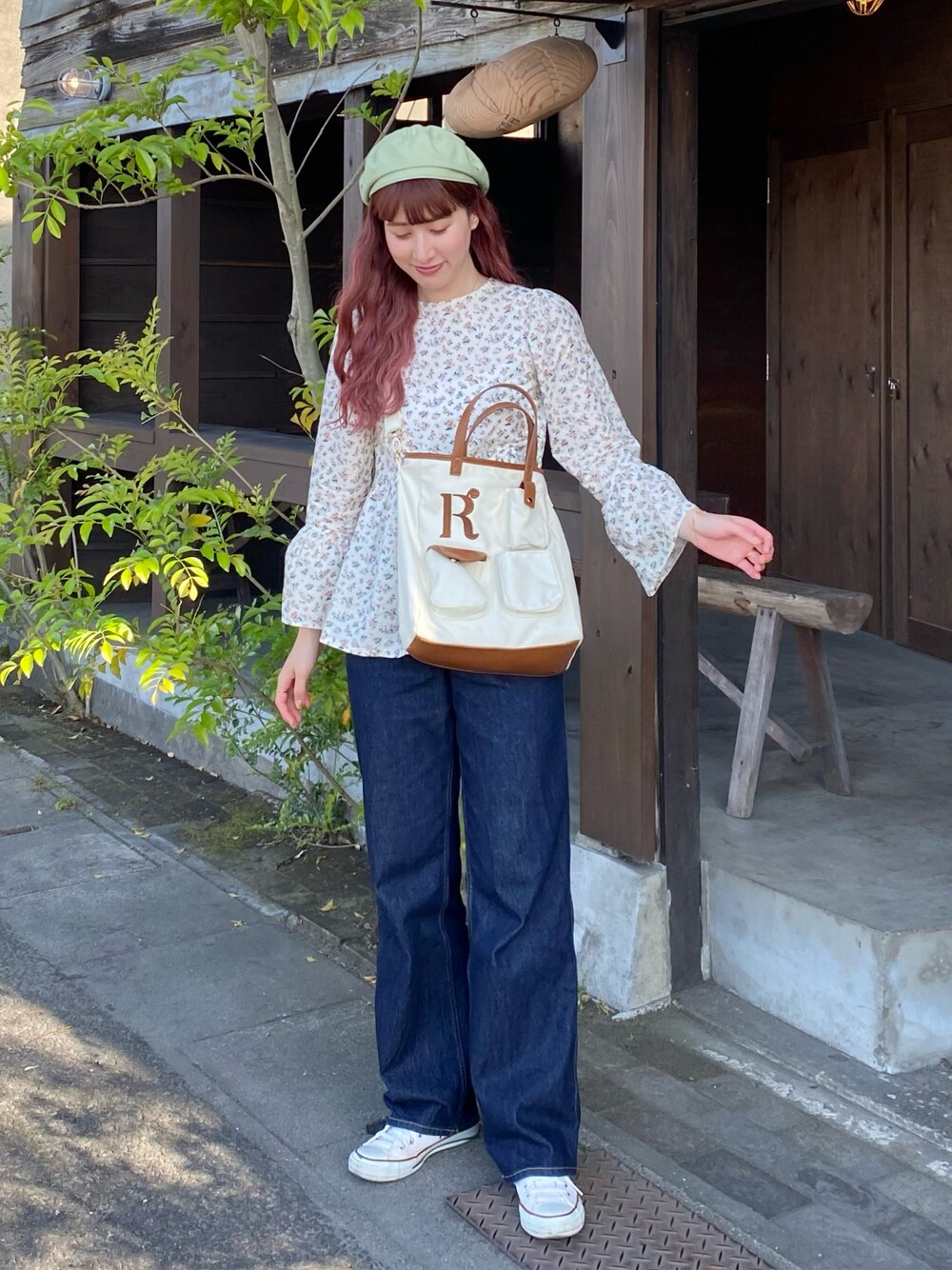 「今日のコスメと服、ベレー帽、バギーパンツ、デニム、コンバース、トートバッグ、春夏コーデ、きれいめカジュアル、スニーカー、白スニーカー、ゆるコーデ、プチプラ、ショルダーバッグ、高身長女子、花柄ブラウス」｜「OVERRIDEのOVERRIDE  OGC BACKSATIN BERET SG（ハンチング/ベレー帽、グリーン系）」を使った、ハヤシ　アンナさん（レディース・171cm）の春コーディネートの1枚目の写真