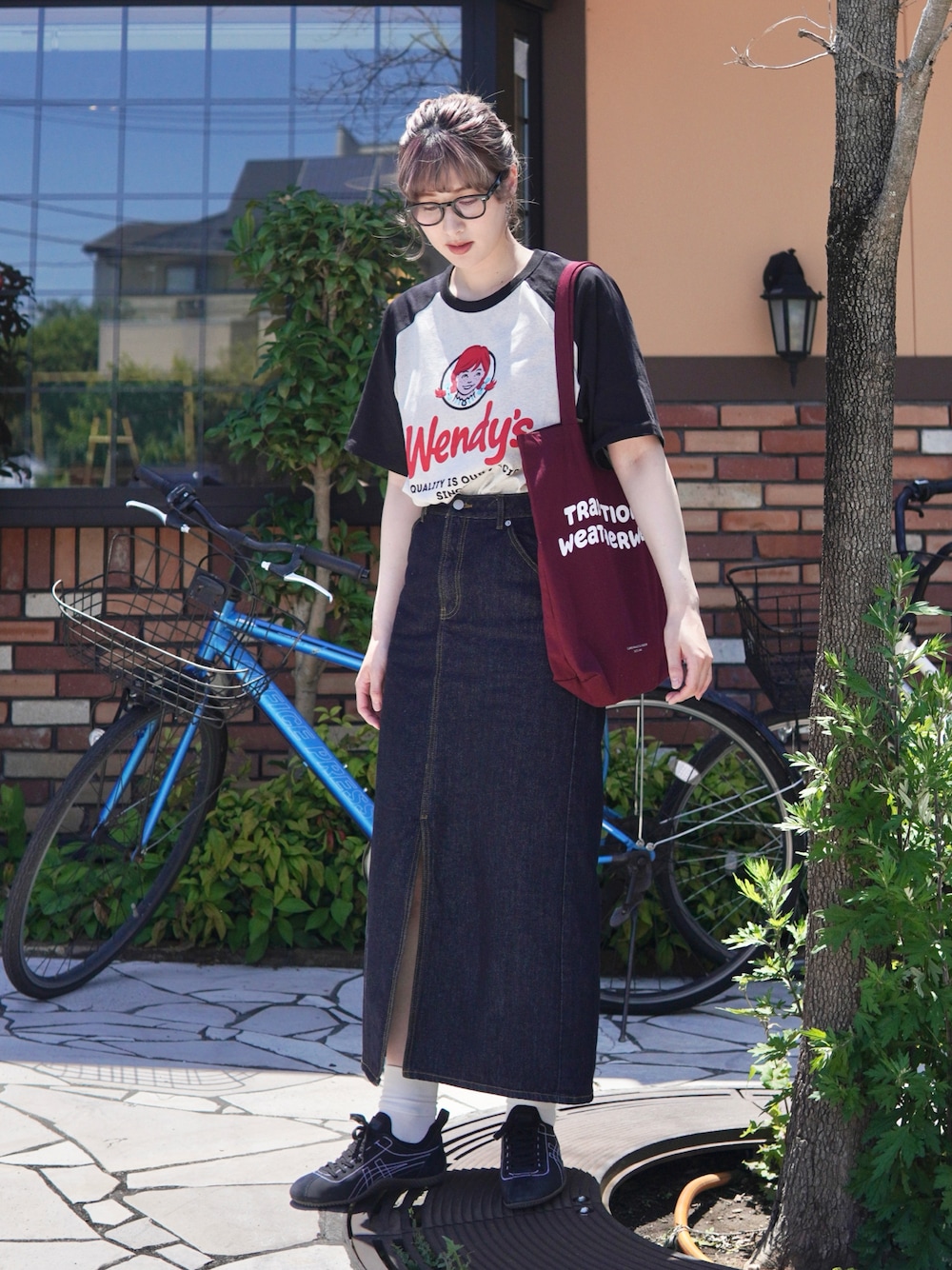 「プチプラ、モノトーン、プリントT、デニム、スニーカー、メガネ女子、ラグランTシャツ、トートバッグ、きれいめカジュアル、デニムスカート、休日スタイル、Tシャツ、夏コーデ、シンプルコーデ、お出かけコーデ」｜「MONO-MART LADY'Sの【Wendy's】別注 ウェンディーズ ヴィンテージプリント ラグラン半袖Tシャツ（Tシャツ/カットソー、ブラック系）」を使った、ハヤシ　アンナさん（レディース・171cm）の夏コーディネートの1枚目の写真