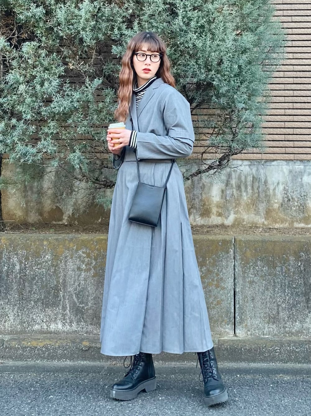 「春服デビュー宣言、セットアップ、ロングスカート、ジャケット、厚底シューズ、ミニバッグ、ショルダーバッグ、スクエアバッグ、メガネ女子、モノトーン、ワントーンコーデ、春コーデ、きれいめカジュアル、韓国ファッション、プチプラ」｜「BONLECILLの配色変形ハイネックリブニットプルオーバー（ニット/セーター、ブラック系）」を使った、ハヤシ　アンナさん（レディース・171cm）の春コーディネートの1枚目の写真