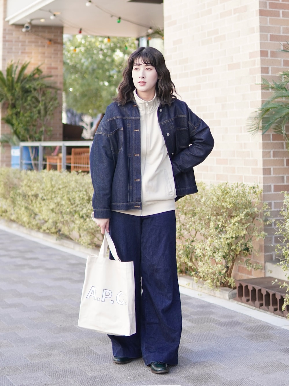「プチプラ、トラックジャケット、春コーデ、トートバッグ、デニム、セットアップ、デニムジャケット、ワイドパンツ、ローファー、レイヤードスタイル、スポーツミックス、きれいめカジュアル、お出かけコーデ、休日スタイル、ボーイッシュ」｜「BONLECILLのルーズデニムジャケット/Gジャン（デニムジャケット、ブルー系）」を使った、ハヤシ　アンナさん（レディース・171cm）の春コーディネートの1枚目の写真
