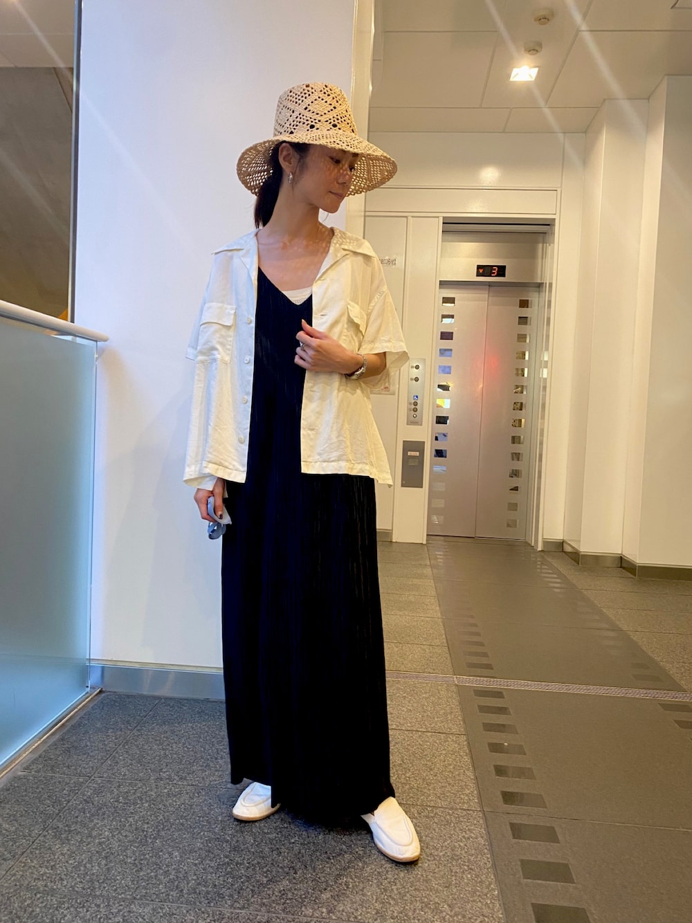 ブラック系のワンピース/ドレスを着用したレディースの夏コーディネートの1枚目の写真