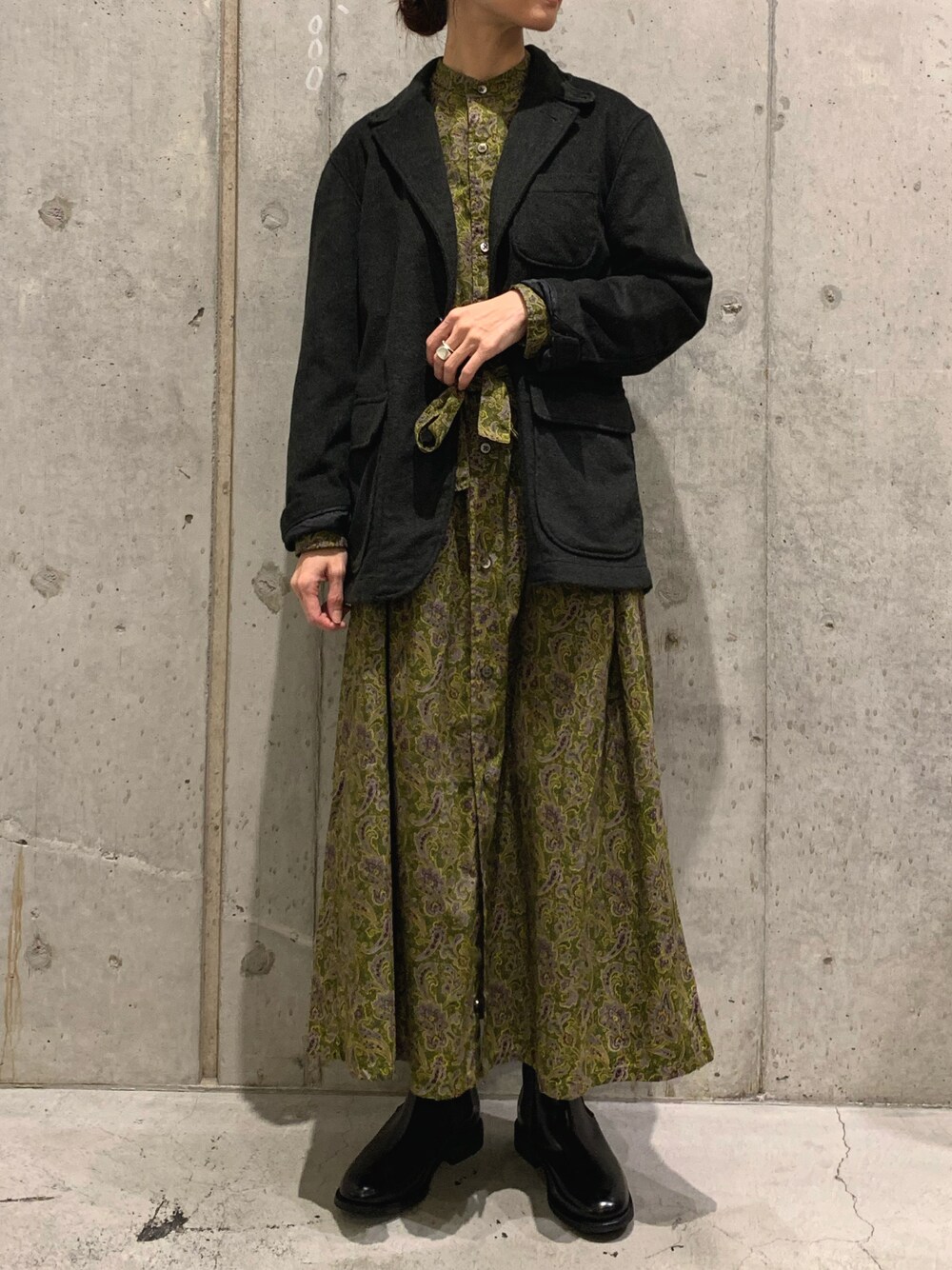 「秋コーデ、シンプルコーデ、大人カジュアル、オトナ女子、ショートブーツ、メンズライク、モノトーン、シャツ、シャツワンピ、淡色コーデ」｜「Engineered Garmentsのアイテム（ジャケット/アウター、グリーン系）」を使った、takamoriさん（レディース・158cm）の秋コーディネートの1枚目の写真