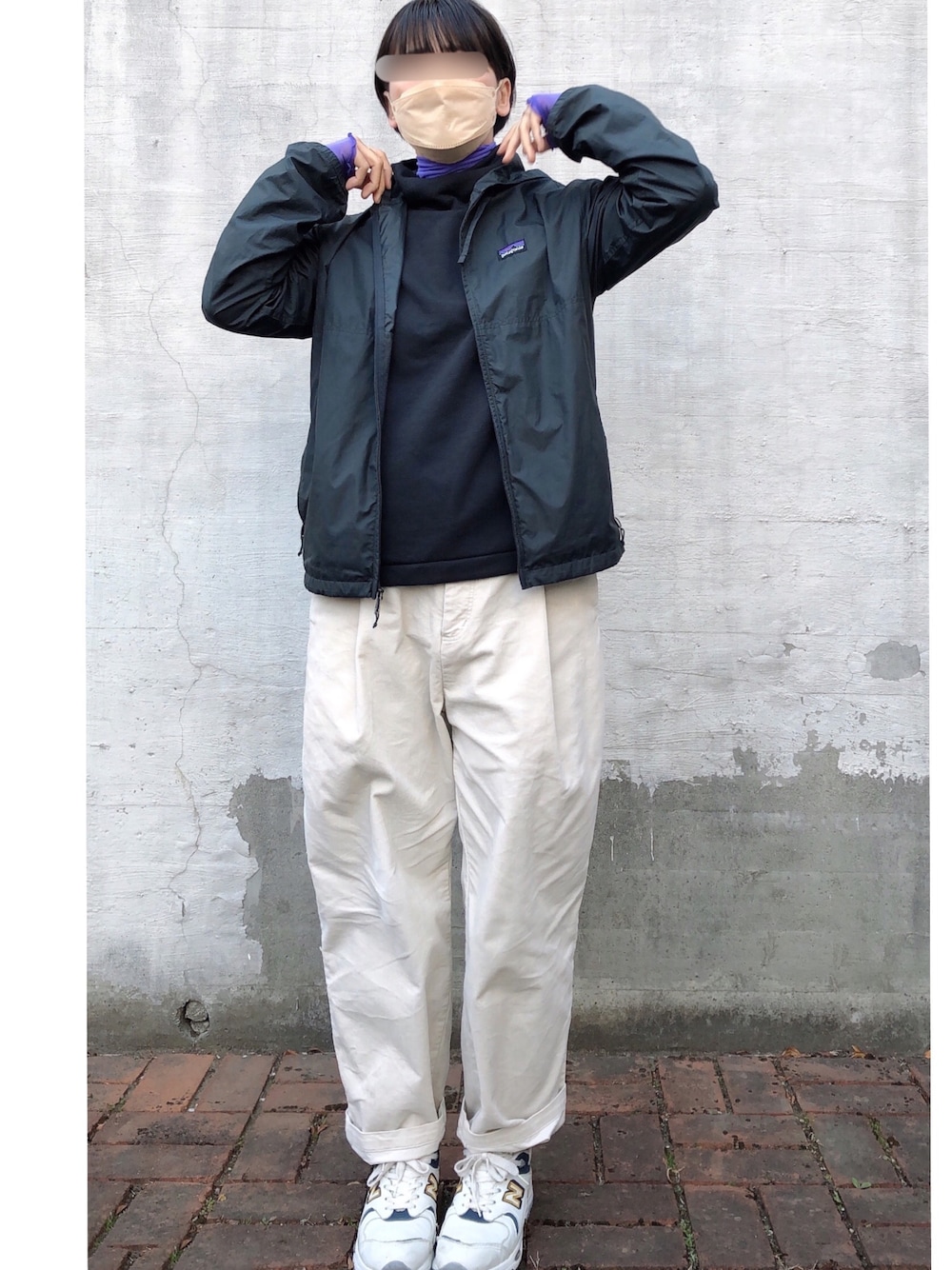 「patagonia、メンズライク、カジュアル、タックパンツ、無印良品、ハイネック、シアー、ニューバランス1700、コーデュロイパンツ、ナイロンジャケット」｜「無印良品のアイテム（パンツ、ホワイト系）」を使った、(ت)さん（レディース・158cm）の春コーディネートの1枚目の写真