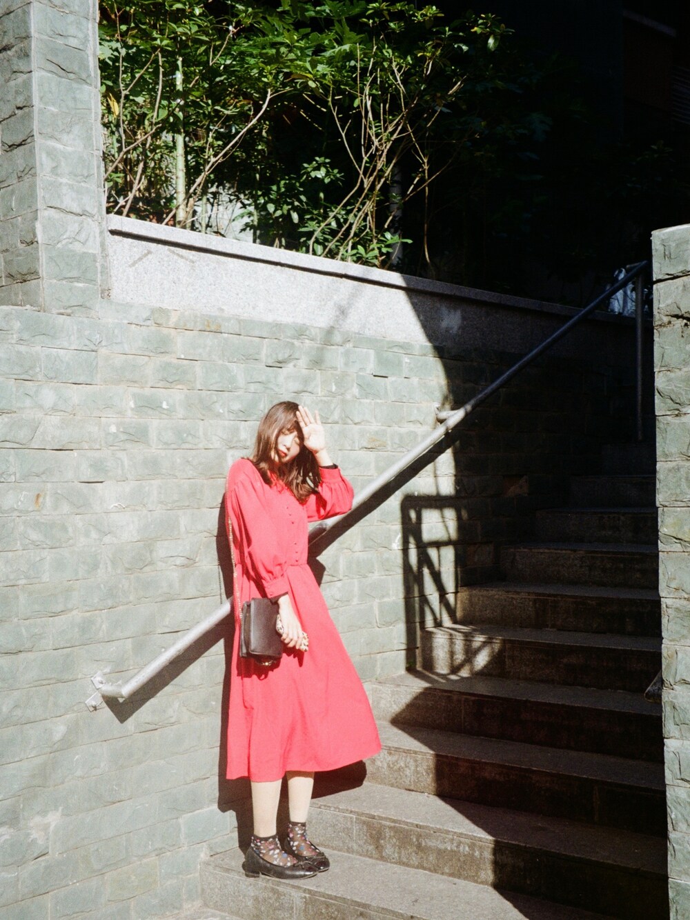 「ootd、oversize、プチプラ、赤ワンピース、お洒落さんとつながりたい、シンプル、日系极简、春コーデ」｜「LEBECCA boutiqueのアイテム（ワンピース/ドレス、レッド系）」を使った、YokiChenさん（レディース・158cm）の春コーディネートの1枚目の写真