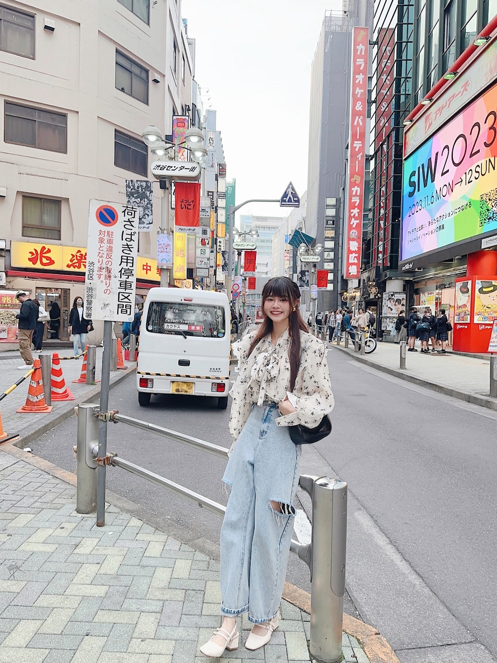 「お出かけコーデ日記、オトナ女子、シンプルコーデ、大人カジュアル、お出かけコーデ、カジュアルコーデ、きれいめカジュアル、今日のコーデ、着回しコーデ、大人可愛い、春夏コーデ、ootd、ノースリーブ、お洒落さんとつながりたい、つけ襟」｜「one after another NICE CLAUPの【襟取り外し可能】マルチウェイリボンブラウス（シャツ/ブラウス、ホワイト系）」を使った、YokiChenさん（レディース・158cm）の春コーディネートの1枚目の写真