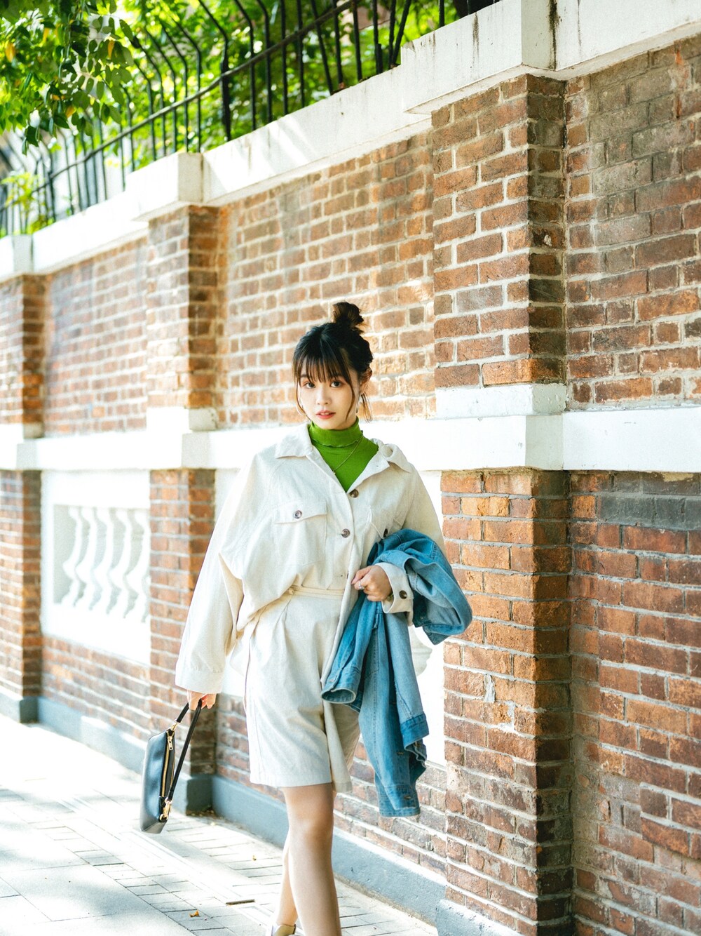 「大人カジュアル、カジュアルコーデ、春夏コーデ、春コーデ、シンプル、キレイめ、大人かわいい、白パンツ、低身長コーデ、プチプラコーデ、淡色コーデ、きれいめカジュアル、お出かけコーデ、大人女子、骨格ウェーブ」｜「HeatherのメランジＢＩＧシャツ　 830713（シャツ/ブラウス、ホワイト系）」を使った、YokiChenさん（レディース・158cm）の春コーディネートの1枚目の写真