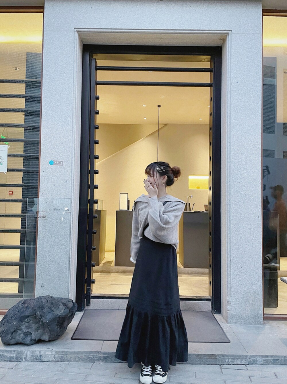 「ootd、冬コーデ、大人カジュアル、オトナ女子、プチプラ、シンプルコーデ、おしゃれさんと繋がりたい、オトナカジュアル、ブラック、converse」｜「Chicoの【新色追加】ショート丈セーラー襟ワイドニット（ニット/セーター、ベージュ系）」を使った、YokiChenさん（レディース・158cm）の冬コーディネートの1枚目の写真