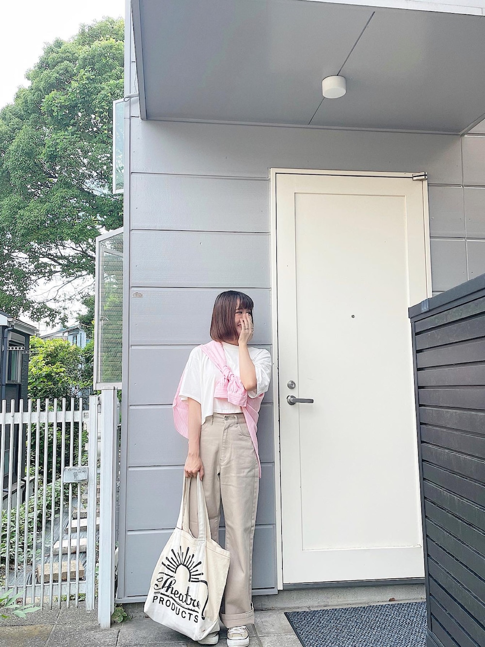 「夏、オトナ女子、着回しコーデ、カジュアル、シンプル、プチプラコーデ、低身長コーデ、おしゃれさんと繋がりたい、白Tシャツ、ストライプシャツ、淡色コーデ、オトナカジュアル」｜「moment+の綿100％先染めストライプ.長袖ビッグシルエットシャツ（シャツ/ブラウス、ピンク系）」を使った、YokiChenさん（レディース・158cm）の夏コーディネートの1枚目の写真