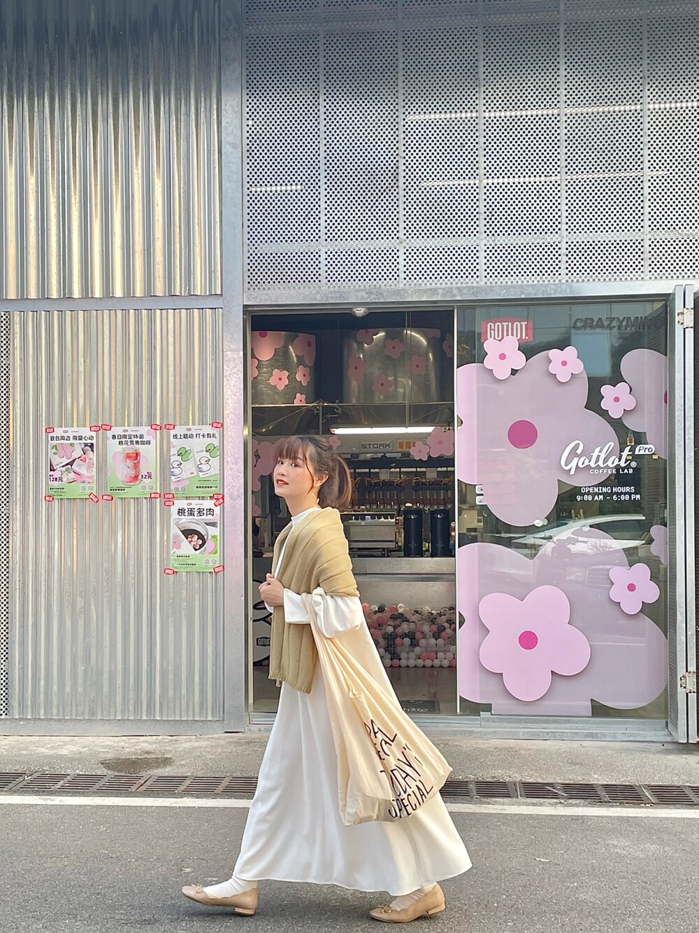 「ootd、连衣裙、oversize、春コーデ、プチプラ、シンプル、日系极简、お洒落さんとつながりたい、オトナカジュアル、オトナ女子」｜「KBFのニットSETワンピース（ワンピース、グリーン系）」を使った、YokiChenさん（レディース・158cm）の春コーディネートの1枚目の写真