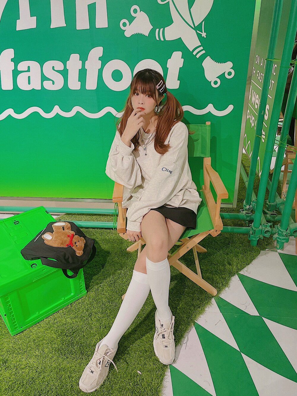 「New Balance、プチプラ、ootd、シンプルコーデ、スタイルアップ、oversize、おしゃれさんと繋がりたい、休闲、运动搭配、街头搭配」｜「Heatherのセルフィーウラケユルスウェット　236938（スウェット、ホワイト系）」を使った、YokiChenさん（レディース・158cm）の冬コーディネートの1枚目の写真