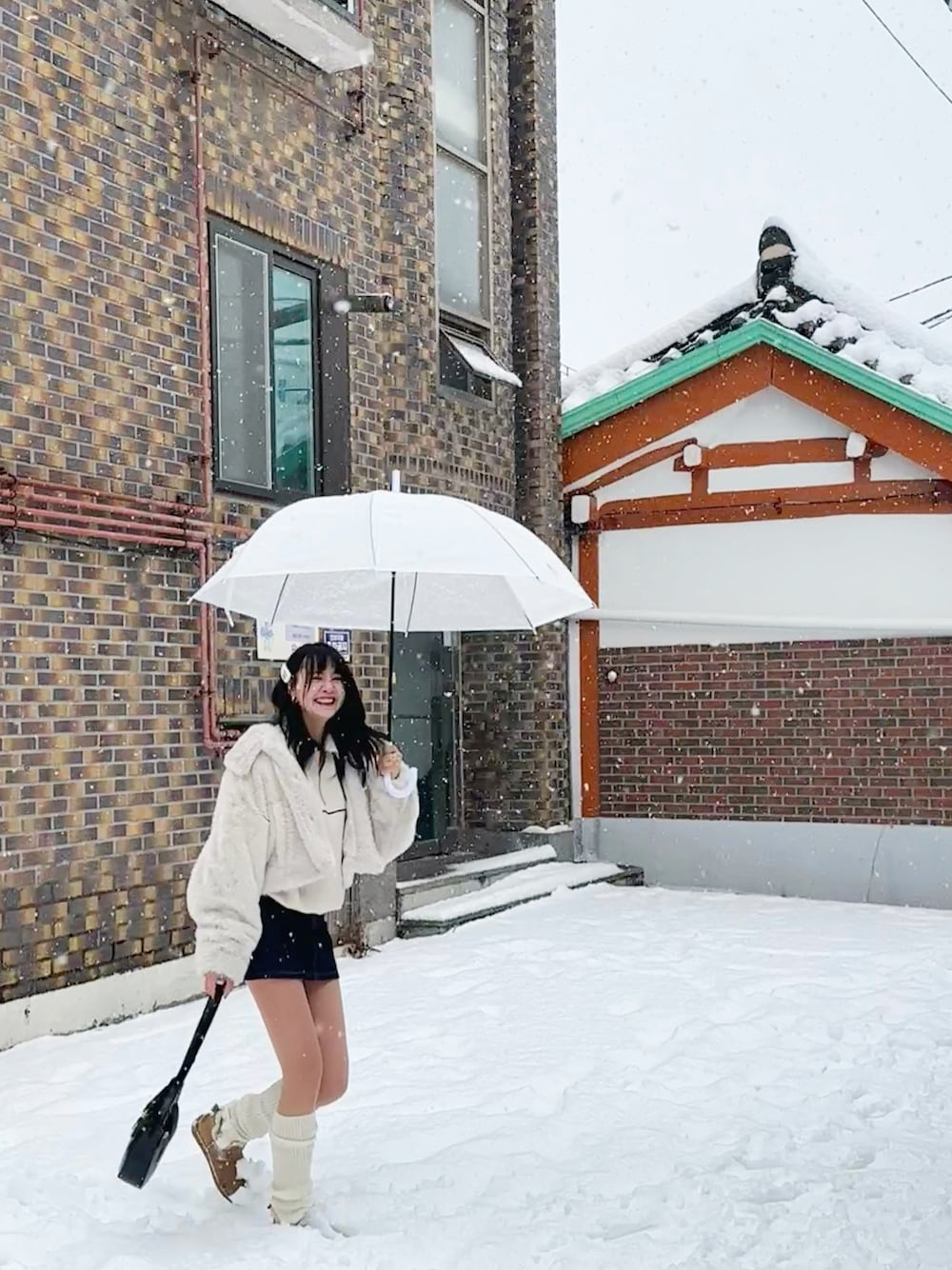 「ファッションを楽しもう、シンプル、お洒落さんとつながりたい、きれいめカジュアル、冬ファッション、今日のコーデ、冬のコーデ、厚底ブーツ、スカートコーデ、シンプルコーデ、ゆるコーデ、冬服コーデ、オトナ女子、コーデ記録、低身長女子」｜「Chicoの【2サイズ展開】ファーショートジャケット（ブルゾン、ホワイト系）」を使った、YokiChenさん（レディース・158cm）の冬コーディネートの1枚目の写真
