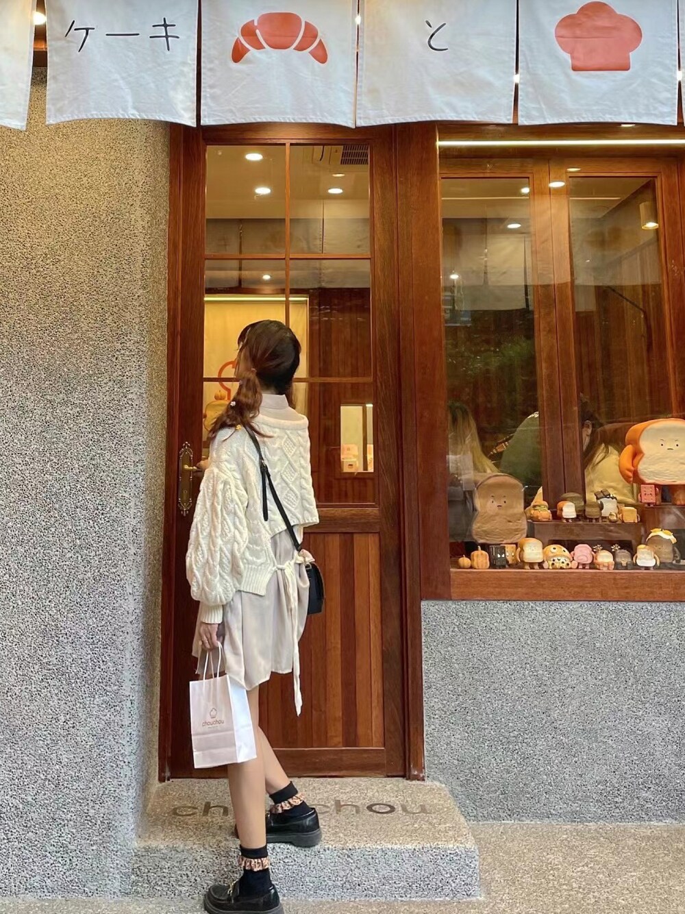 「ootd、日系极简、プチプラ、シンプル、お洒落さんとつながりたい、淡色コーデ、オトナ女子、ニット、シャツスタイル、オトナカジュアル」｜「Chicoのボリュームスリーブケーブルニット（ニット/セーター、ホワイト系）」を使った、YokiChenさん（レディース・158cm）の冬コーディネートの1枚目の写真