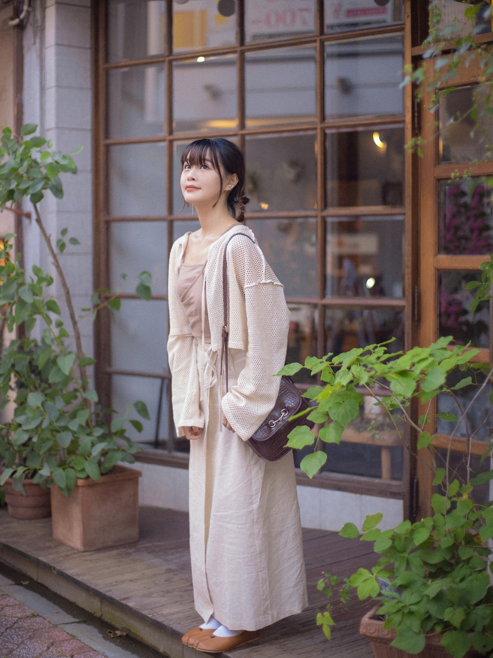 「大人カジュアル、休日スタイル、秋、きれいめカジュアル、シンプル、ラクチンコーデ、オトナカジュアル、秋色、プチプラコーデ、低身長、スカートスタイル、ブラウン、おしゃれさんと繋がりたい、ootd、秋コーデ」｜「Alumuのアイテム（トップス、ベージュ系）」を使った、YokiChenさん（レディース・158cm）の秋コーディネートの1枚目の写真
