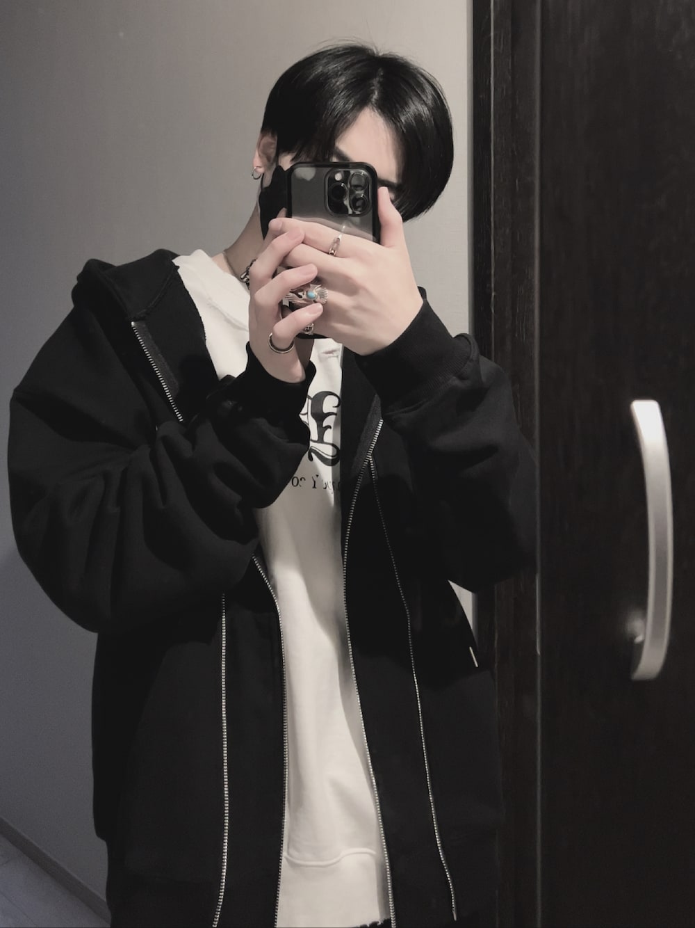「黒、韓国ファッション、OY、korea、韓国、韓国ブランド、street、GUCCI、Chrome Hearts」｜「OYの『OY/オーワイ』DESTROYED DEVIL LOGO MTM/ダメージ加工 デビルロゴ 長袖 プルオーバー スウェットシャツ（スウェット、ホワイト系）」を使った、Sssさん（メンズ・168cm）の冬コーディネートの1枚目の写真