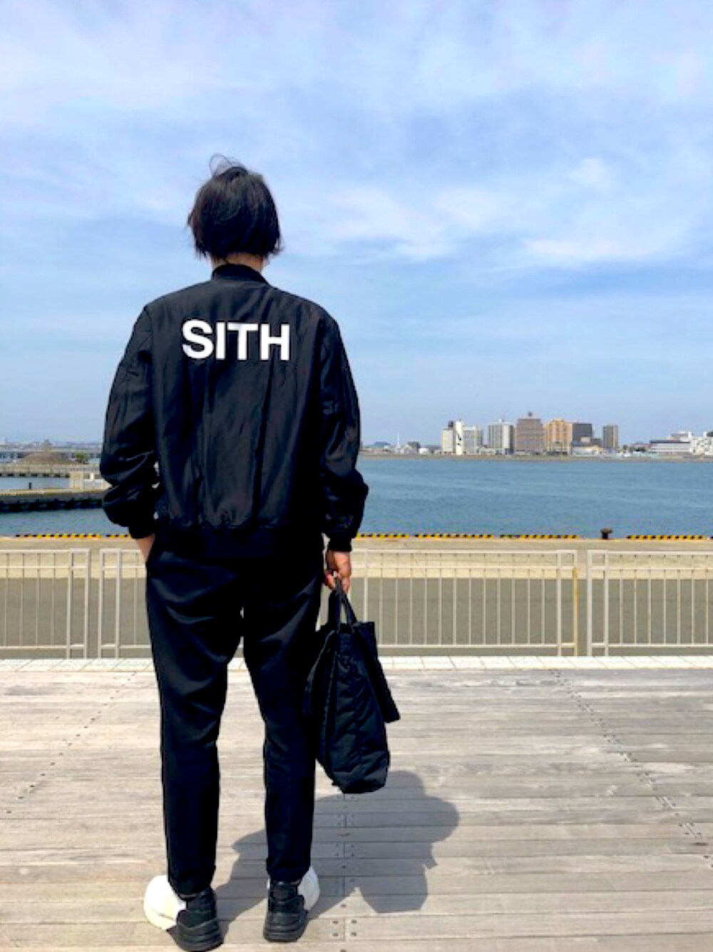 「春、シンプルコーデ、スニーカー、おしゃれさんと繋がりたい、いいね、save、フォローお願いします🤑、ブラック、春アウター、ファッションの力を信じよう、ストリートコーデ」｜「UNDERCOVERのUC2A4216（ブルゾン、ブラック系）」を使った、Elevator Boyさん（メンズ・175cm）の春コーディネートの1枚目の写真