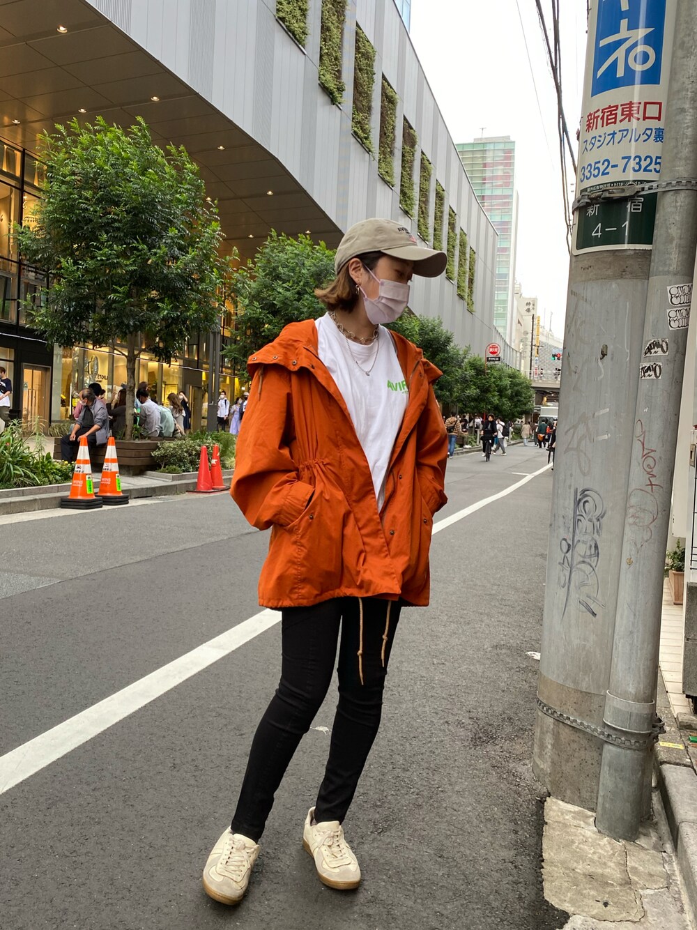 「アウター、スキニー、キャップ、Tシャツ、AVIREX、パンツスタイル、秋服、カジュアルコーデ、低身長コーデ、AVIREXBelle」｜「AVIREXのサイドポケット/ L SIDE ZIP POCKET SATIN STRETCH PANTS（その他パンツ、ブラック系）」を使った、Yukieさん（レディース・156cm）の秋コーディネートの1枚目の写真