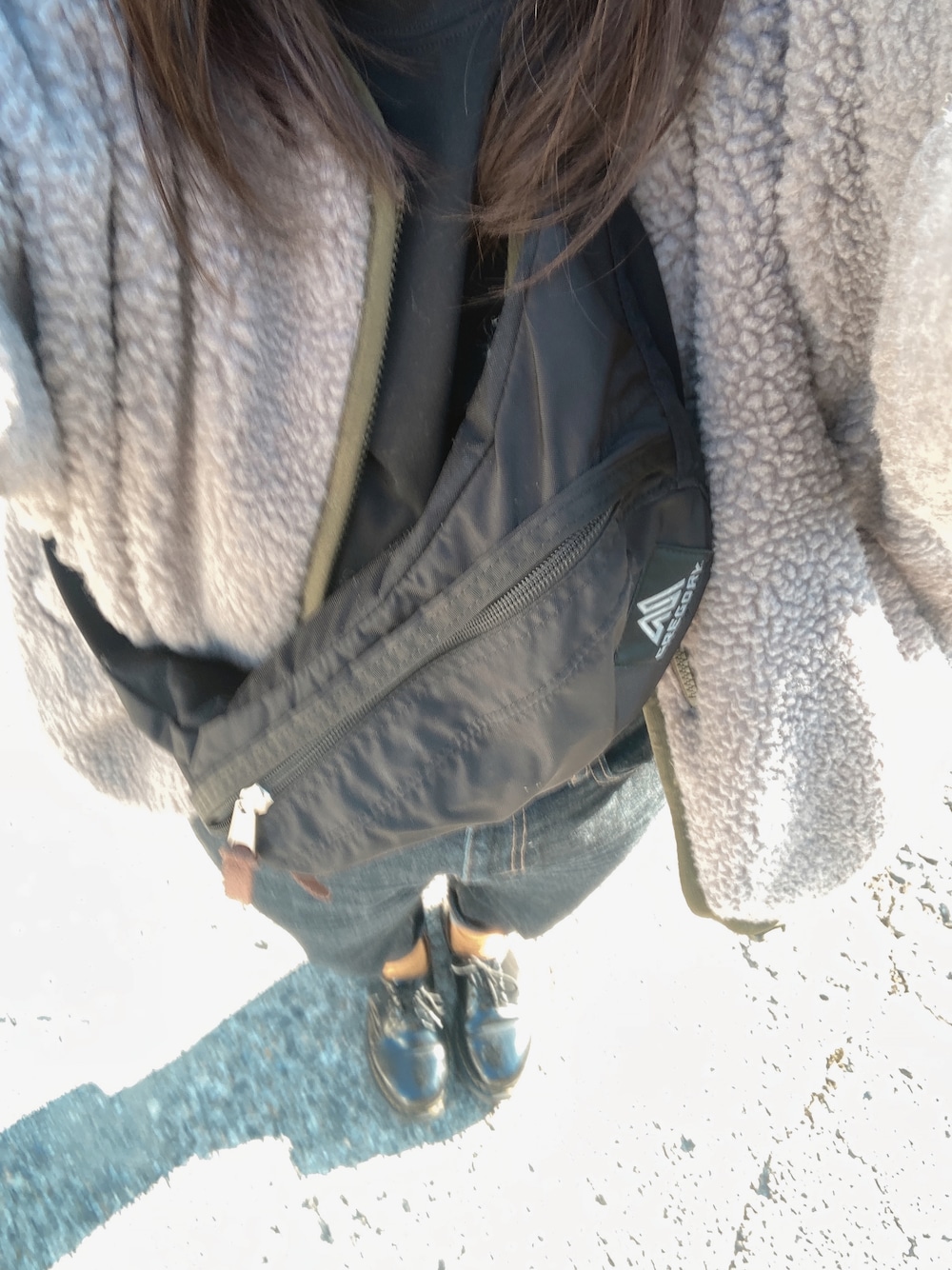「家族でステーキ食べに行く、モコモコアウター、秋晴れ」｜「UNIQLOのモックネックT（長袖）（Tシャツ/カットソー、ブラック系）」を使った、るーさん（レディース・162cm）の秋コーディネートの1枚目の写真