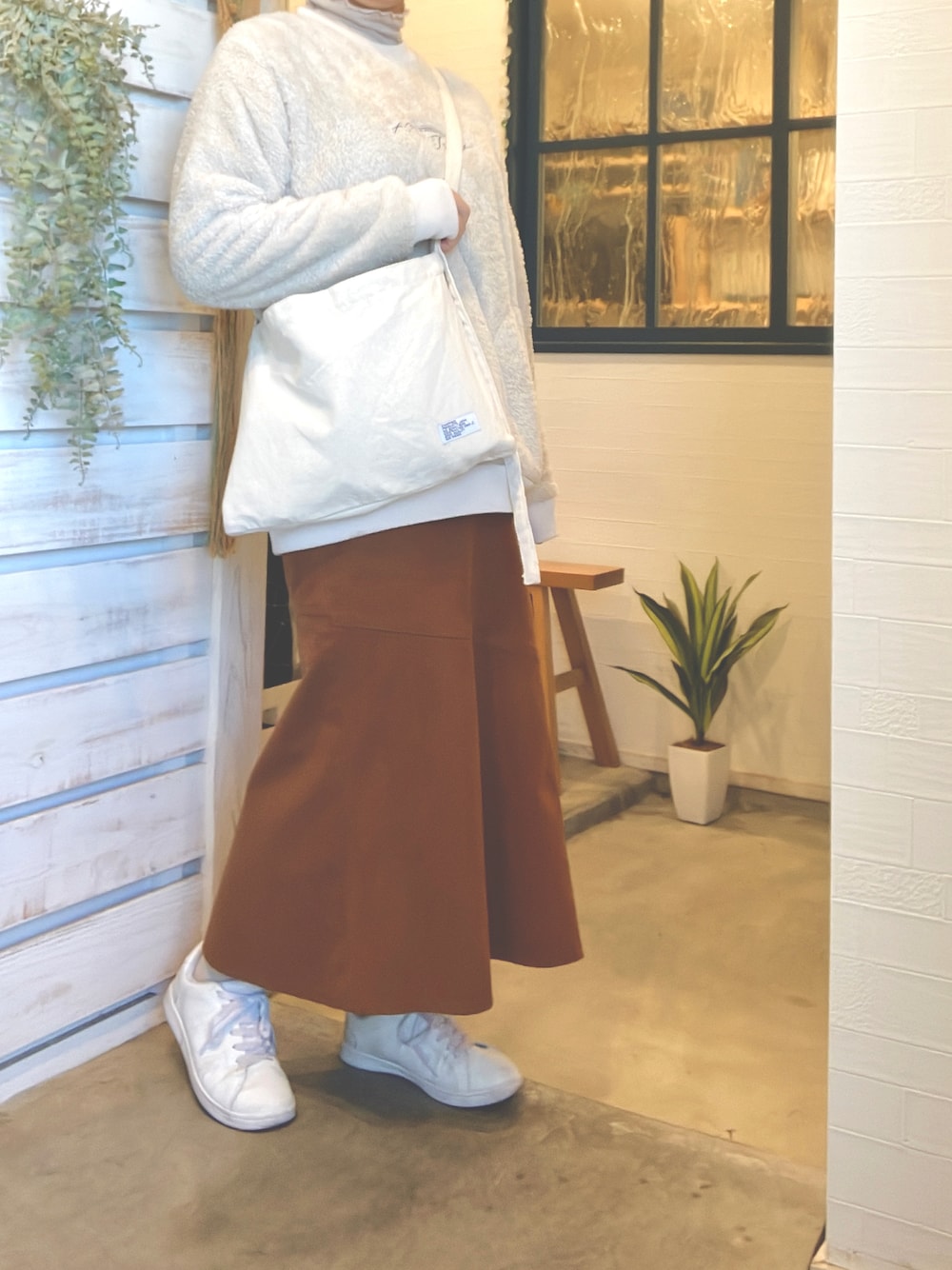 「マーメイドスカート、秋冬コーデ、シンプルコーデ、カジュアルコーデ、ボア、スエード、白スニーカー、BAYFLOW(BAYFLOW)、オフホワイト、ブラウン、淡色コーデ、プチプラ、低身長、低身長コーデ」｜「uesdのアイテム（スカート、ブラウン系）」を使った、acco*さん（レディース・153cm）の秋コーディネートの1枚目の写真