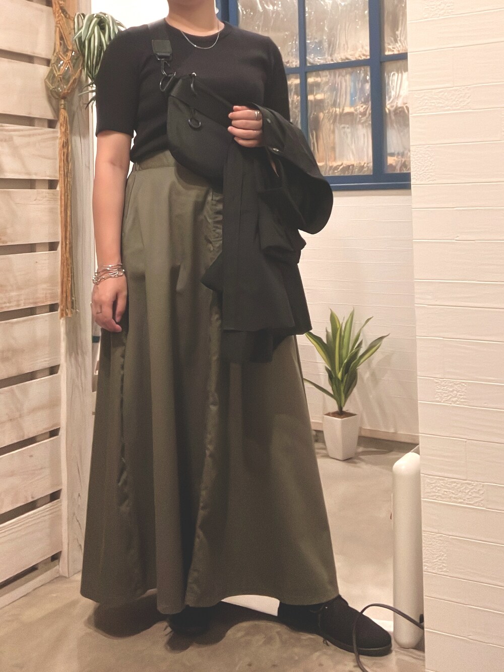 「カジュアルコーデ、ブラック×カーキ、プチプラ、低身長、低身長コーデ、骨格ストレート、骨スト、イエベ秋、秋カラー、ブラックコーデ、シルバーアクセサリー、休日スタイル、UNIQLO」｜「UNIQLOのファインクロスストレッチスリムフィットブロードシャツ（レギュラーカラー・長袖）（シャツ/ブラウス、ブラック系）」を使った、acco*さん（レディース・153cm）の秋コーディネートの1枚目の写真
