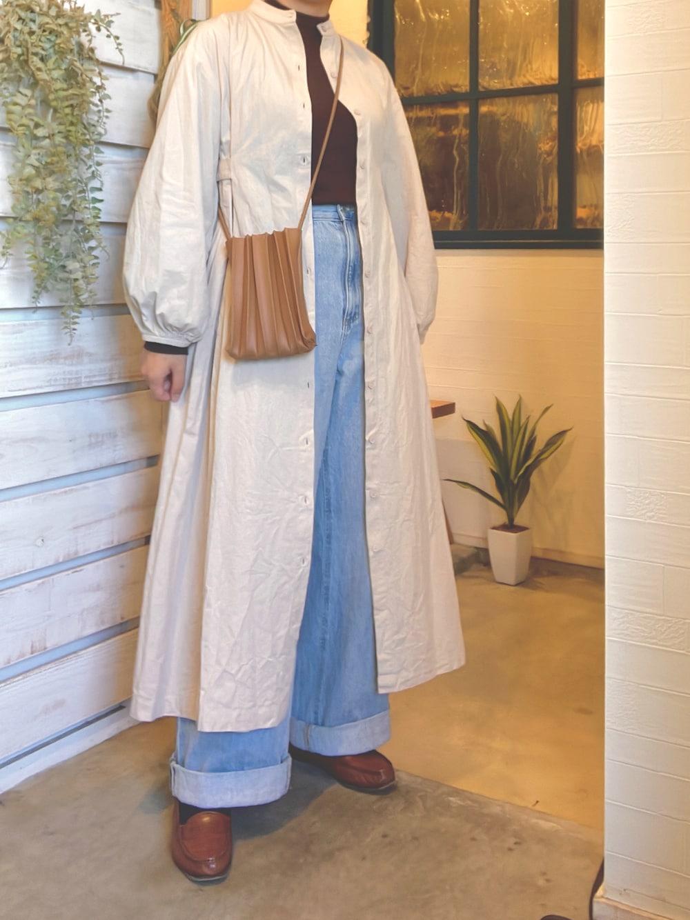 「きれいめカジュアル、レイヤードスタイル、低身長コーデ、低身長、秋コーデ、ブラウン、ベージュ、シャツワンピ、デニム、ローファー、ECRIRE、UNIQLO、GU、プチプラ」｜「no brandのアイテム（ショルダーバッグ、ブラウン系）」を使った、acco*さん（レディース・153cm）の秋コーディネートの1枚目の写真