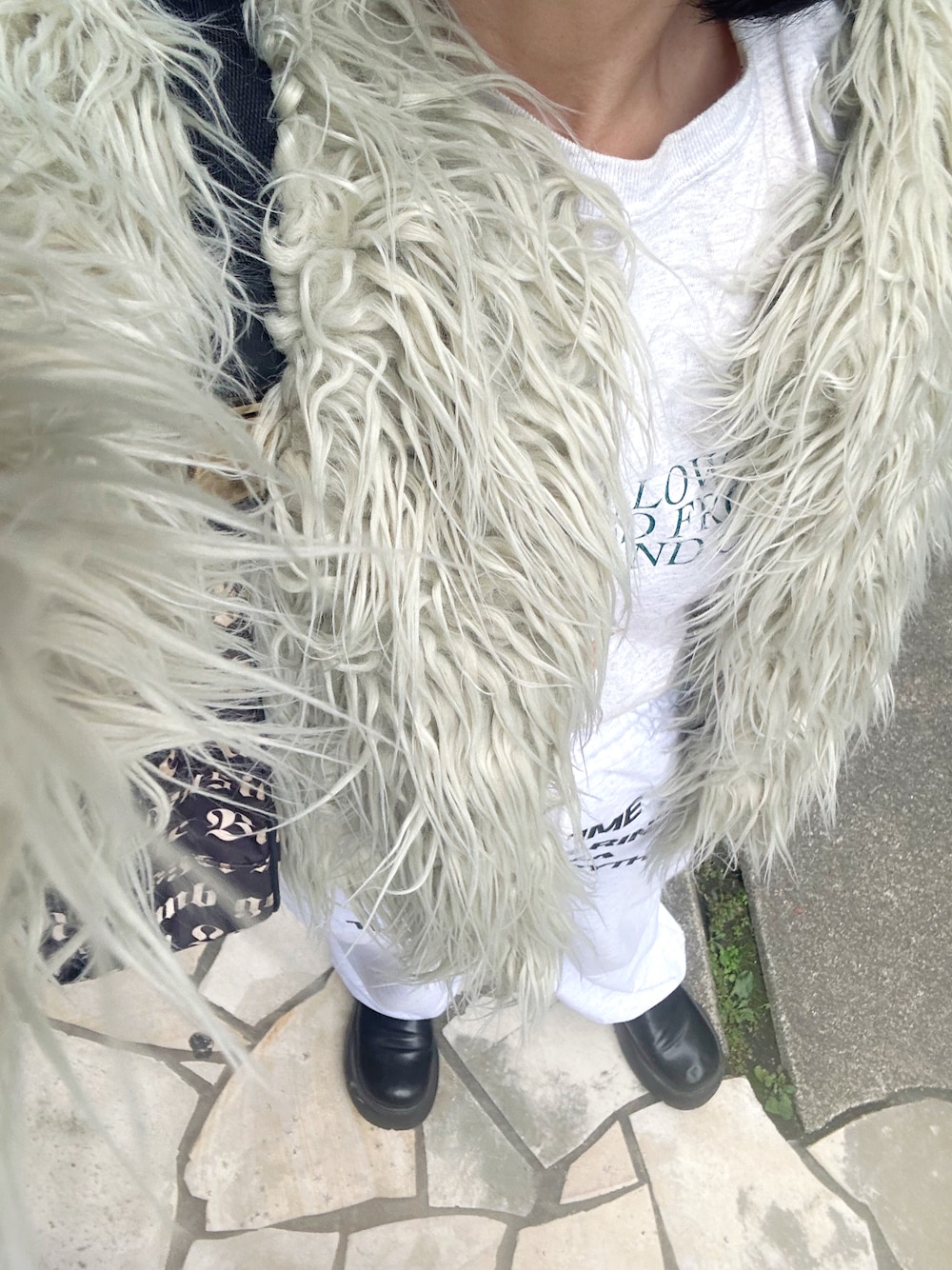 ブラック系のその他シューズ、グレー系のTシャツ/カットソー、グレー系のその他アウターを着用したレディースの秋コーディネートの1枚目の写真