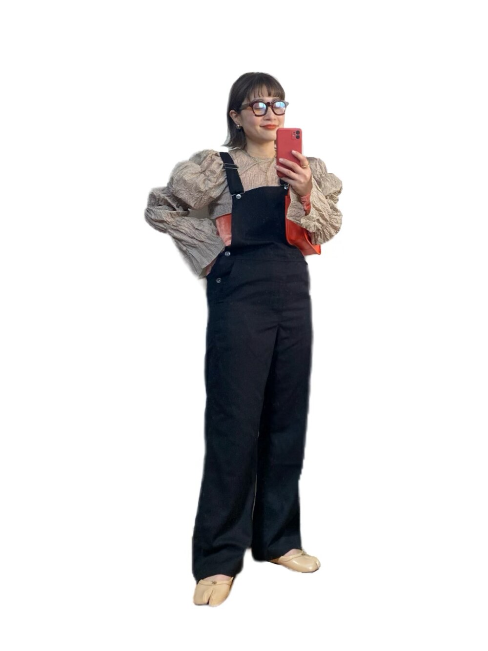 ベージュ系のシャツ/ブラウス、オレンジ系のTシャツ/カットソー、ブラック系のサロペット/オーバーオールを着用したレディースの春コーディネートの1枚目の写真