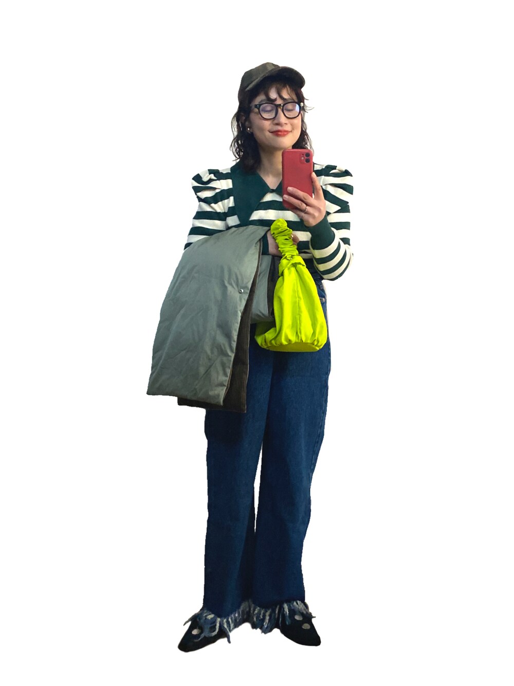 グリーン系のニット/セーター、ブルー系のデニムパンツ、グリーン系のハンドバッグを着用したレディースの冬コーディネートの1枚目の写真