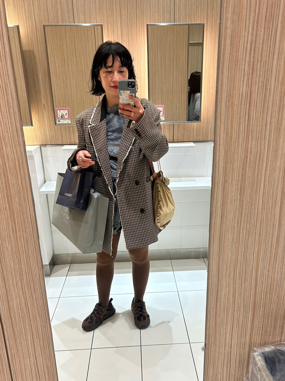 グレー系のTシャツ/カットソー、ブラウン系のテーラードジャケット、グレー系のカーゴパンツを着用したレディースの秋コーディネートの1枚目の写真