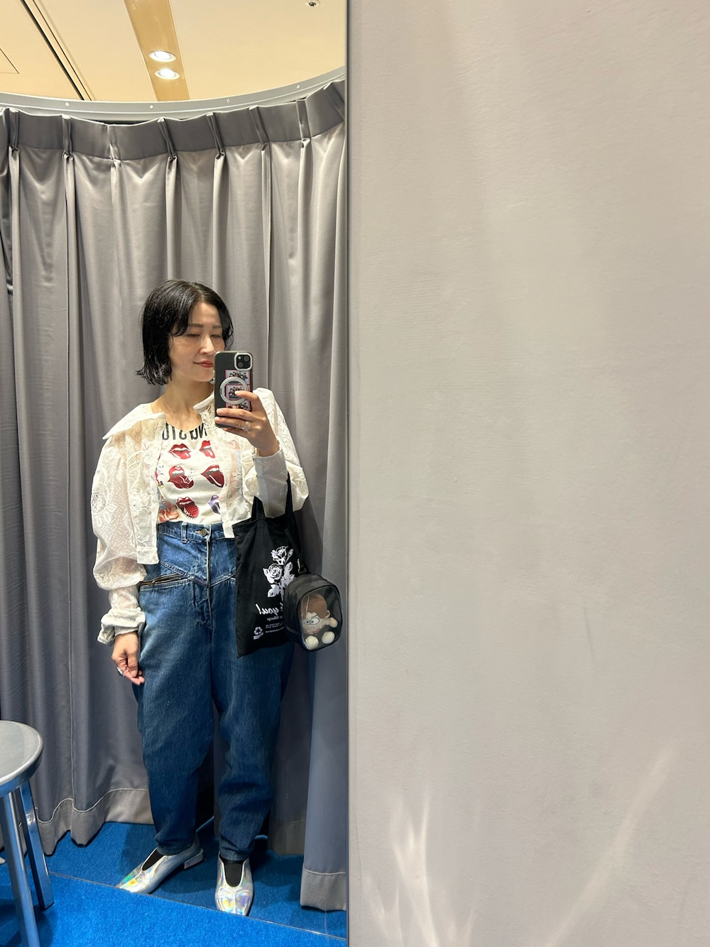 シルバー系のパンプス、ホワイト系のタンクトップ、ホワイト系のその他アウターを着用したレディースの夏コーディネートの1枚目の写真