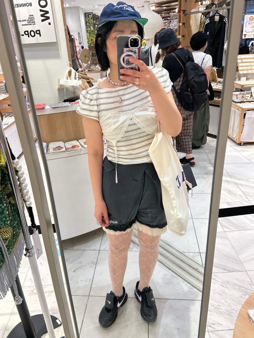 ブラック系のその他パンツ、ブラック系のスニーカー、ホワイト系のTシャツ/カットソーを着用したレディースの夏コーディネートの1枚目の写真