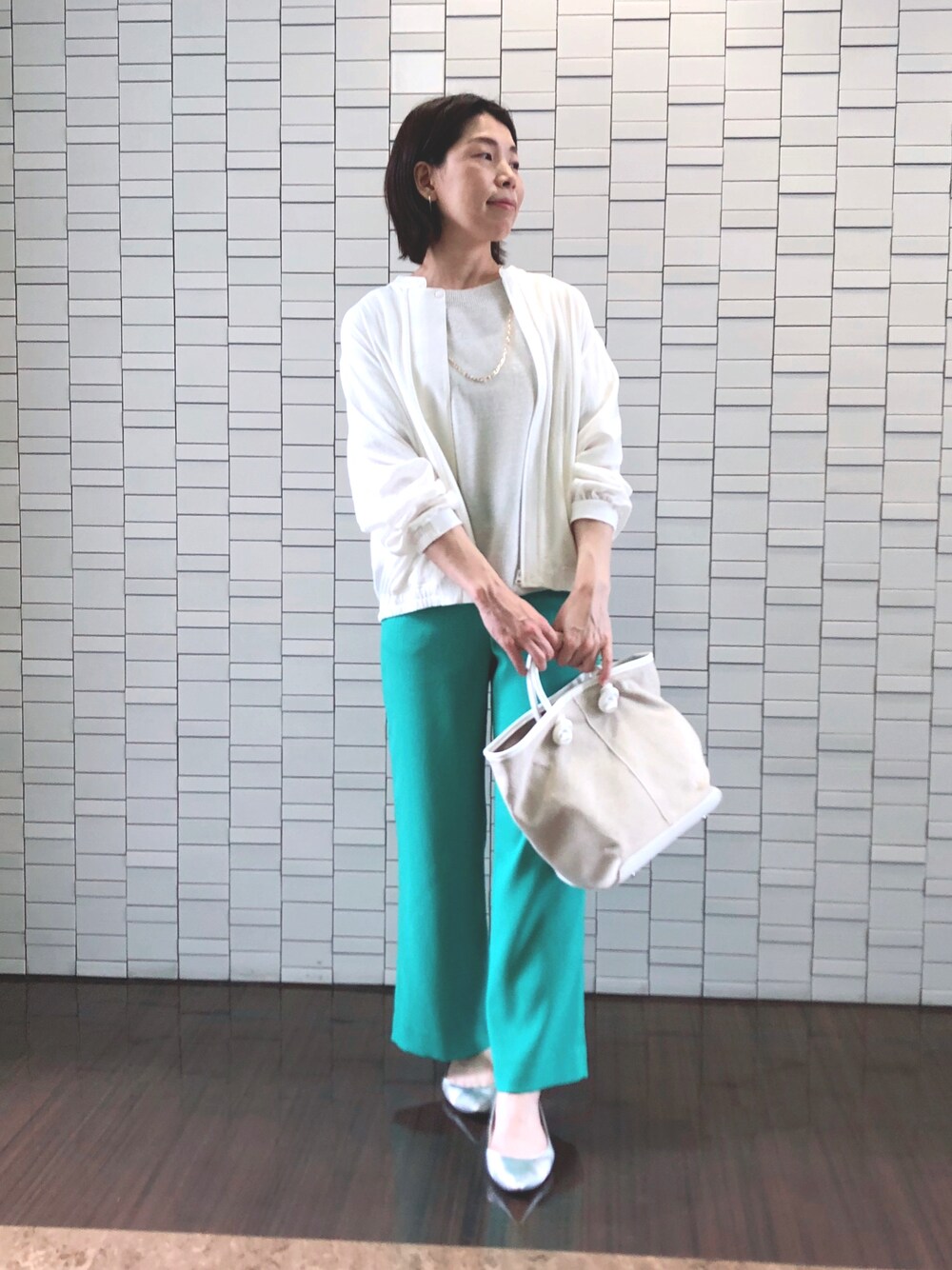 「サマーニット、カラーパンツ、ブルゾン、羽織り、通勤コーデ、プチプラ、リネンパンツ、シンプル」｜「INDIVIの【太田莉奈さん着用/洗える/UVケア】麻調ワイドパンツ（その他パンツ、グリーン系）」を使った、iwaさん（レディース・159cm）の春コーディネートの1枚目の写真