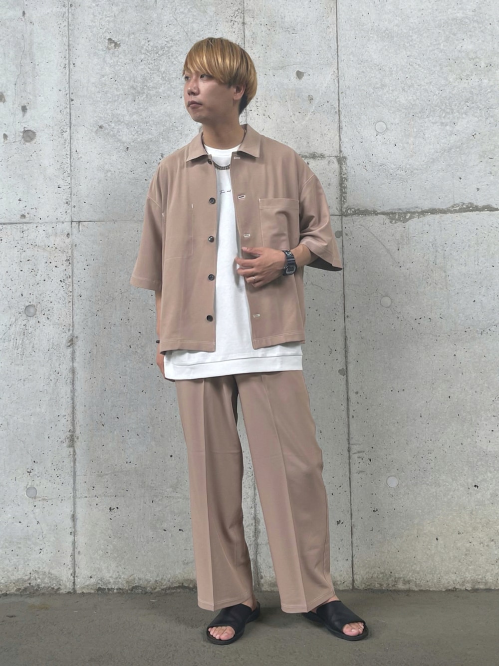 ベージュ系のシャツ/ブラウス、ホワイト系のTシャツ/カットソー、ホワイト系のトップスを着用したメンズの夏コーディネートの1枚目の写真