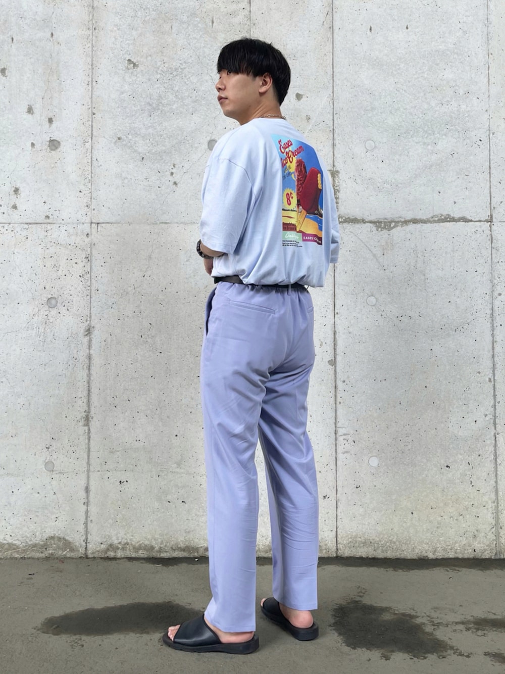 ブルー系のTシャツ/カットソー、パープル系のスラックス、ブラック系のサンダルを着用したメンズの夏コーディネートの1枚目の写真
