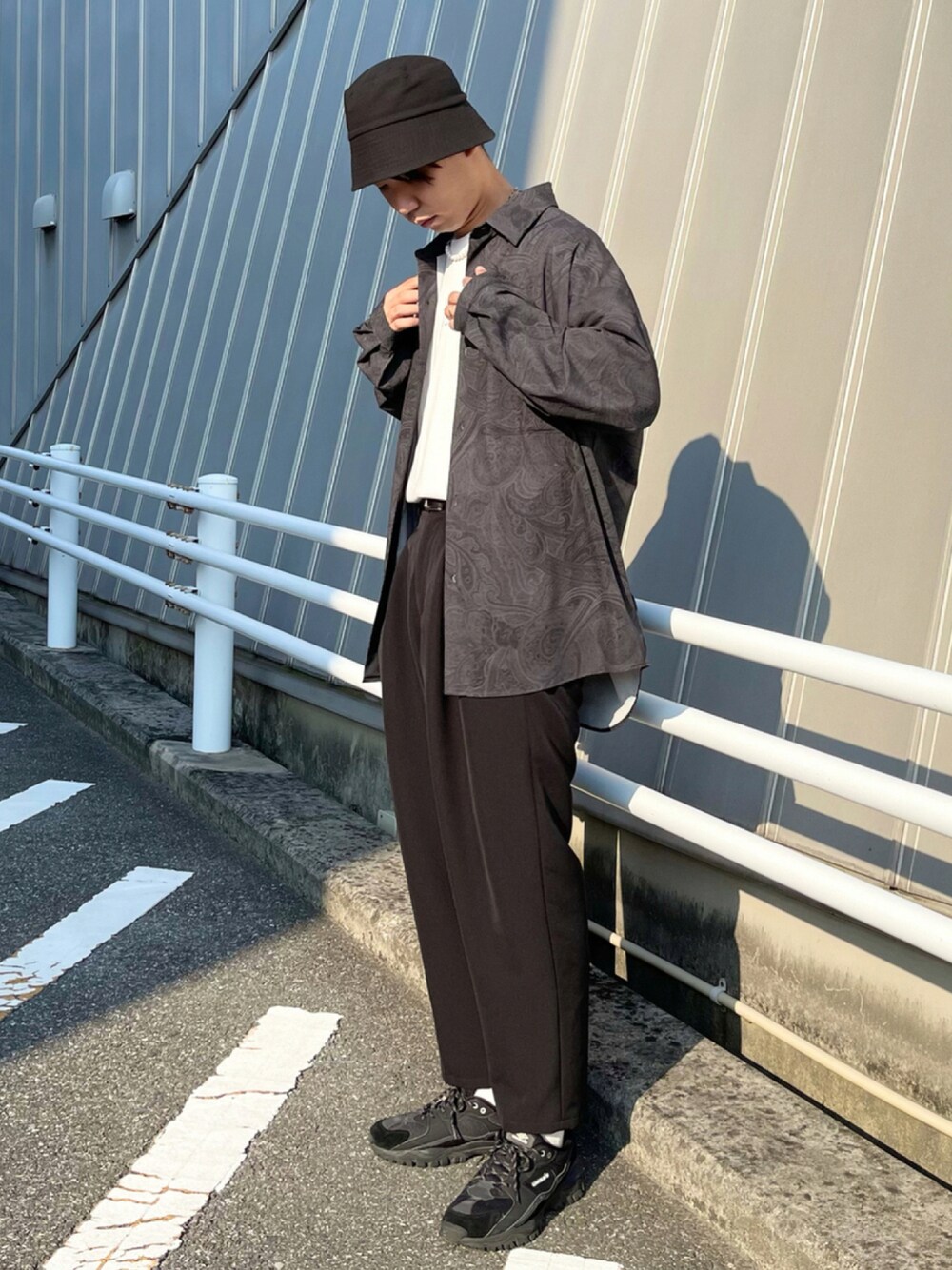 ブラック系のシャツ/ブラウス、ホワイト系のTシャツ/カットソー、ブラック系のスニーカーを着用したメンズの秋コーディネートの1枚目の写真