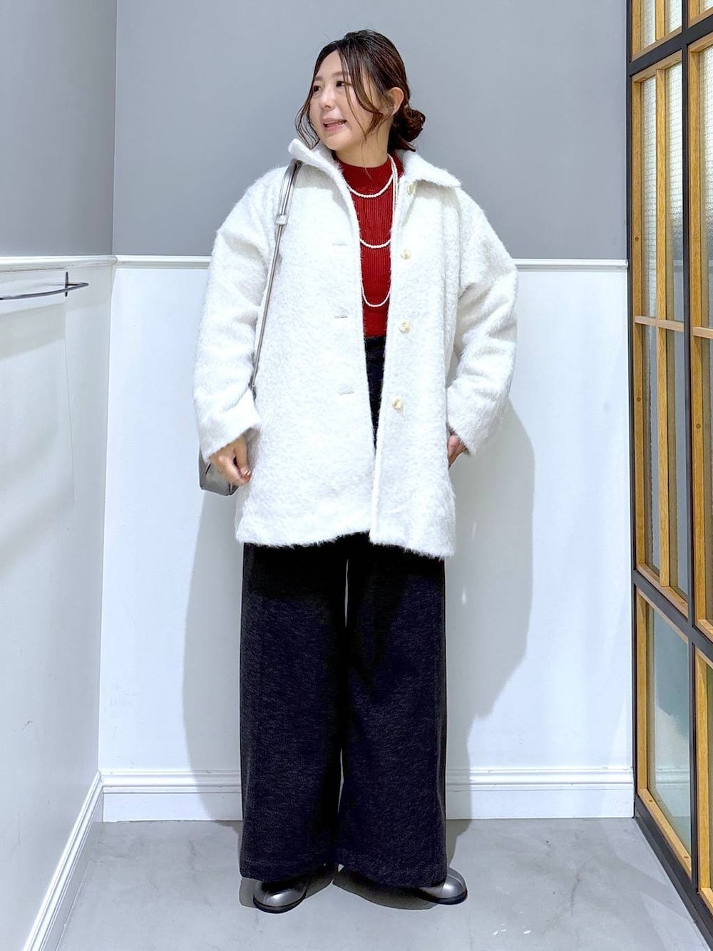 グレー系のその他パンツ、レッド系のニット/セーター、その他のブーツを着用したレディースの冬コーディネートの1枚目の写真