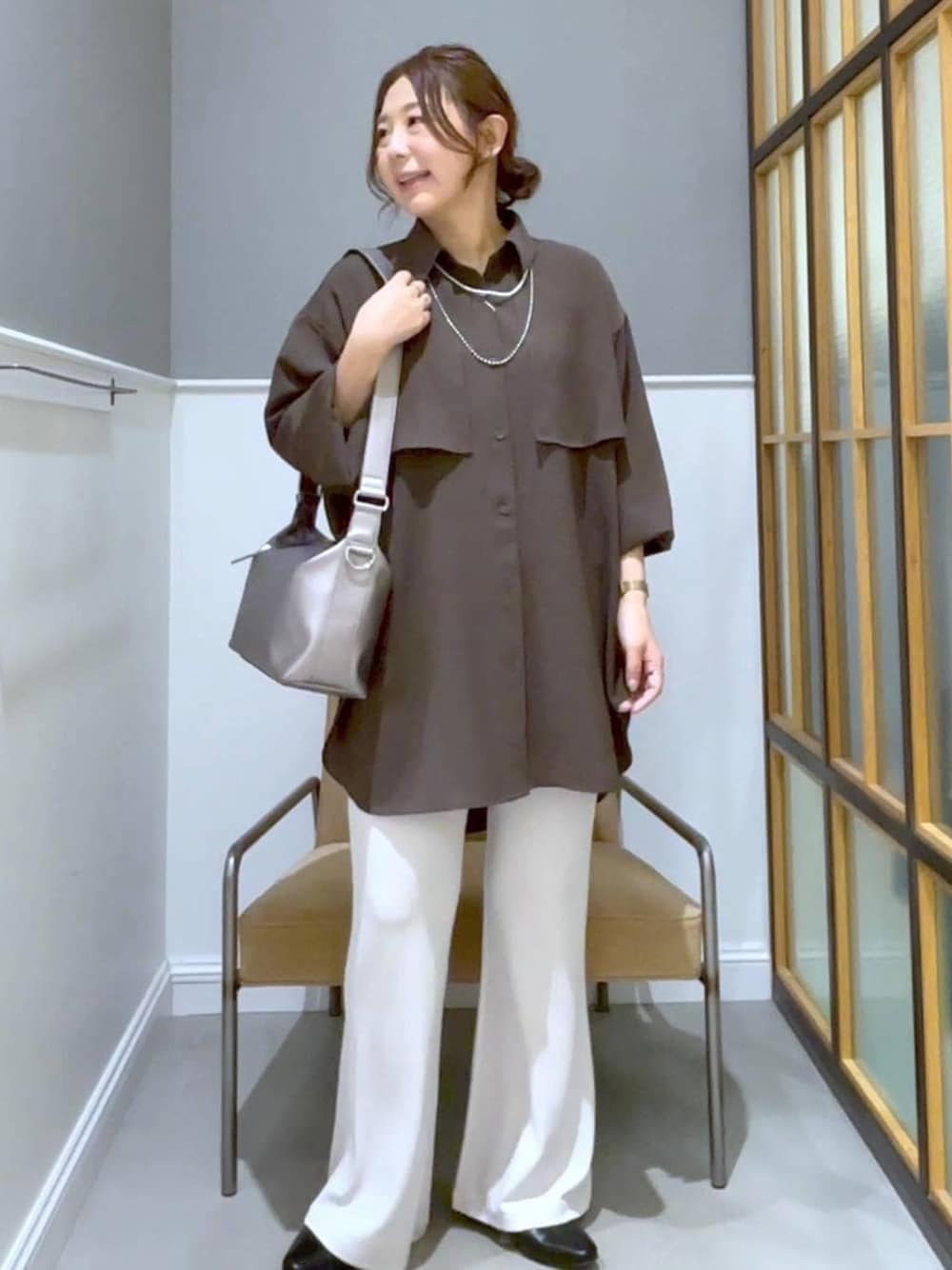 その他のショルダーバッグ、ブラウン系のシャツ/ブラウス、ブラック系のパンプスを着用したレディースの春コーディネートの1枚目の写真