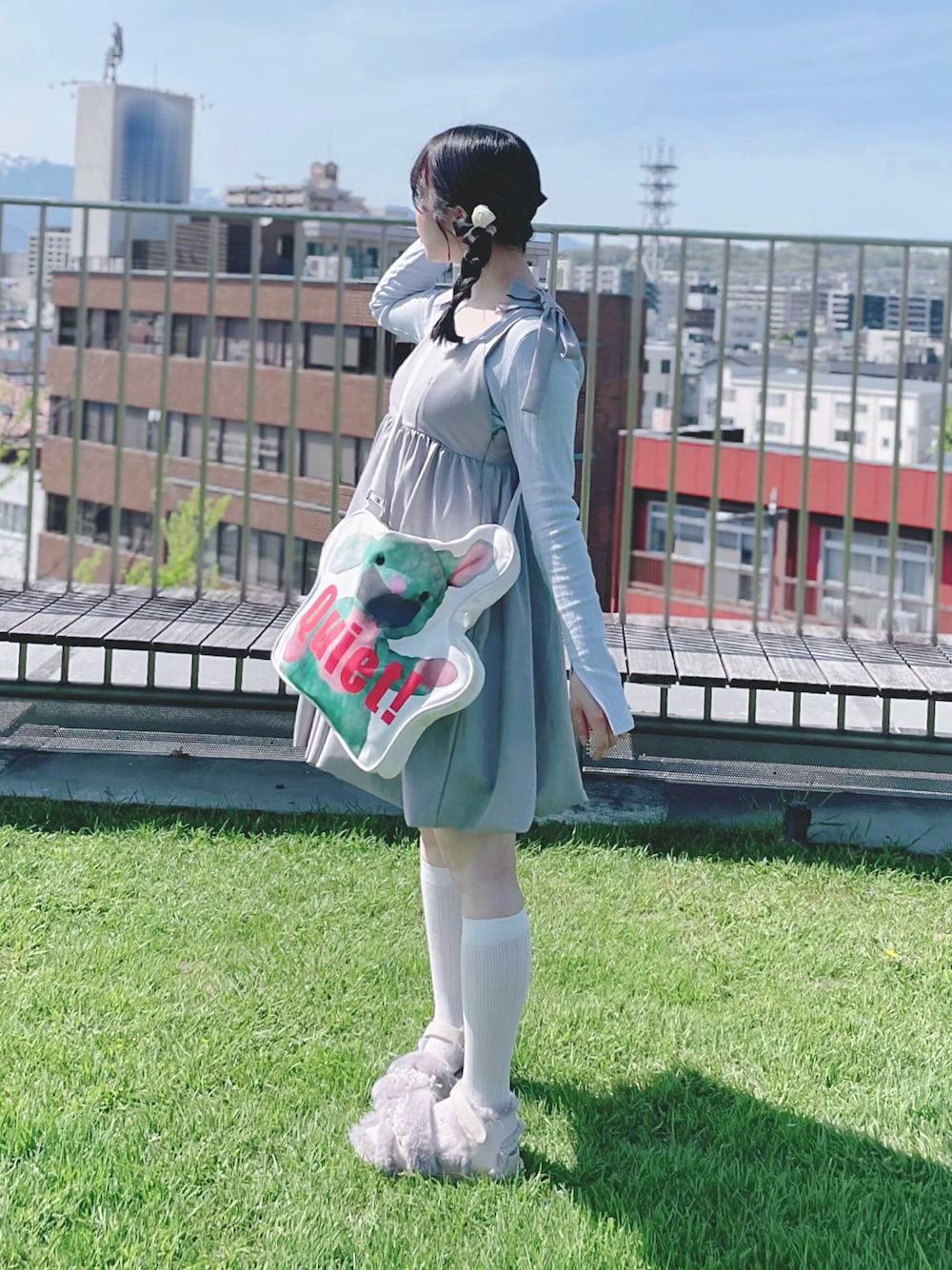 リボンバルーンミニワンピースを使った人気ファッション